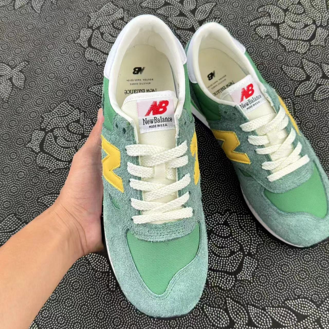 498 💰 Teddy Santis x New Balance NB 990 V1 跑步鞋 绿色🔥 size：37-45 全码 韩国专柜订单 鞋面部分以绿色作为主色调呈现，鞋侧以及鞋带覆面选用深绿色，在鞋面网布、鞋头以及鞋尾以浅绿色搭配 上脚非常舒适 ！ 支持得物App/识货App鉴定 支持90 天无理由售后