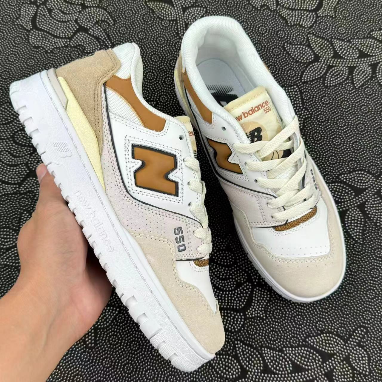 499💰 New Balance NB 550 复古篮球鞋 白黄 配色🔥 size：36-45 全码 韩国订单 550做工用料上还是可圈可点的，鞋舌处的口logo彰显了身份 米白色的鞋子 搭配起来也毫无难度！原厂麂皮非常好搭！ 支持得物App/识货App鉴定 支持90 天无理由售后