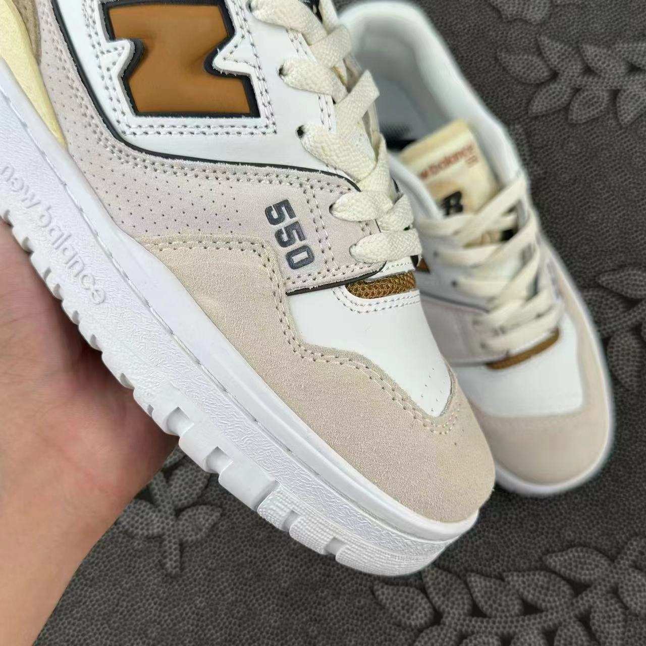 499💰 New Balance NB 550 复古篮球鞋 白黄 配色🔥 size：36-45 全码 韩国订单 550做工用料上还是可圈可点的，鞋舌处的口logo彰显了身份 米白色的鞋子 搭配起来也毫无难度！原厂麂皮非常好搭！ 支持得物App/识货App鉴定 支持90 天无理由售后