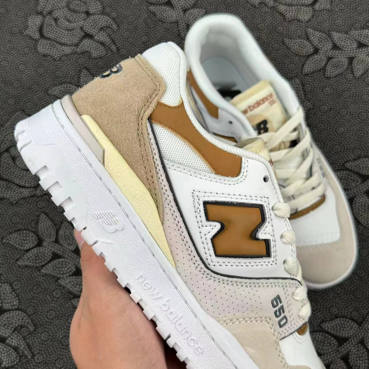 499💰 New Balance NB 550 复古篮球鞋 白黄 配色🔥 size：36-45 全码 韩国订单 550做工用料上还是可圈可点的，鞋舌处的口logo彰显了身份 米白色的鞋子 搭配起来也毫无难度！原厂麂皮非常好搭！ 支持得物App/识货App鉴定 支持90 天无理由售后