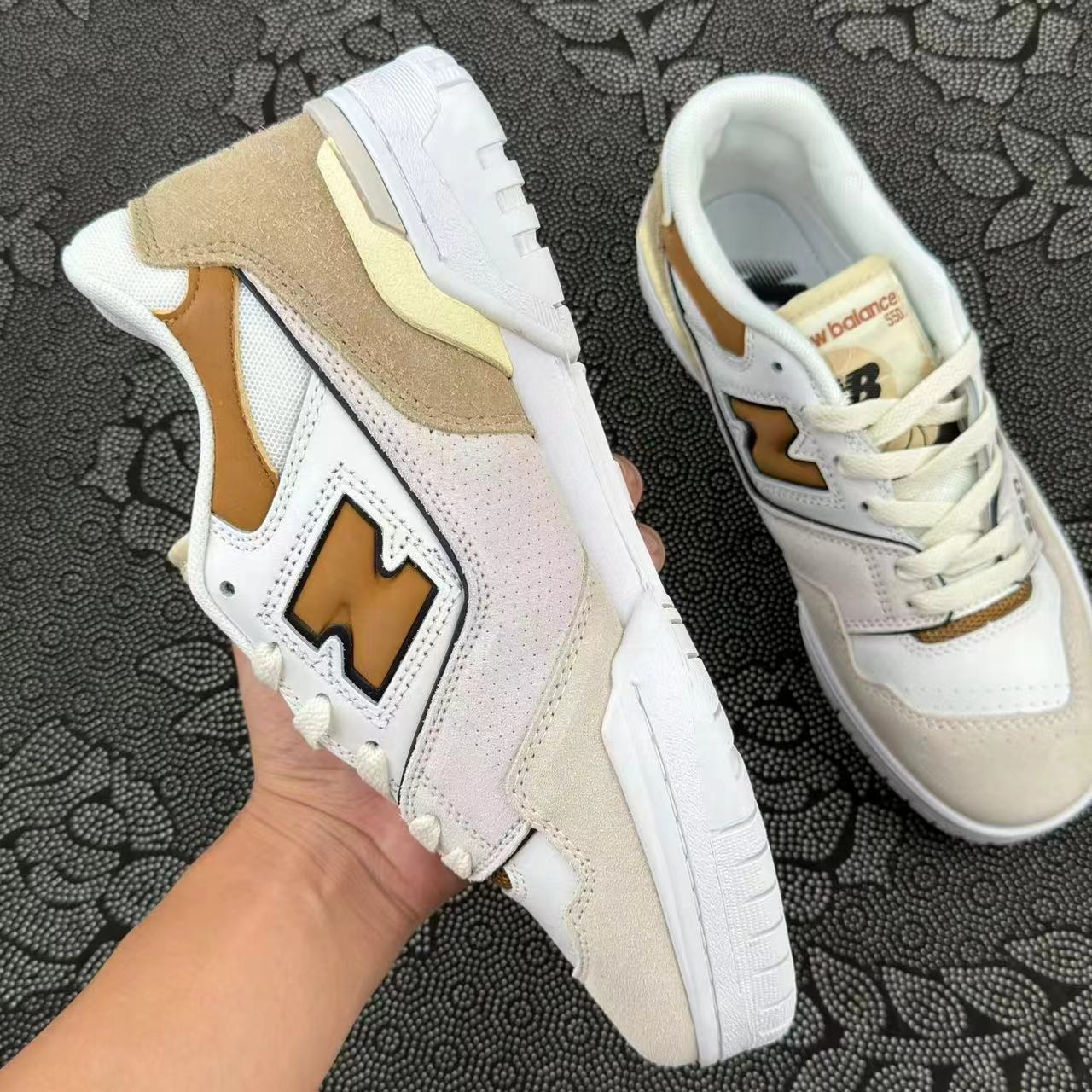 499💰 New Balance NB 550 复古篮球鞋 白黄 配色🔥 size：36-45 全码 韩国订单 550做工用料上还是可圈可点的，鞋舌处的口logo彰显了身份 米白色的鞋子 搭配起来也毫无难度！原厂麂皮非常好搭！ 支持得物App/识货App鉴定 支持90 天无理由售后