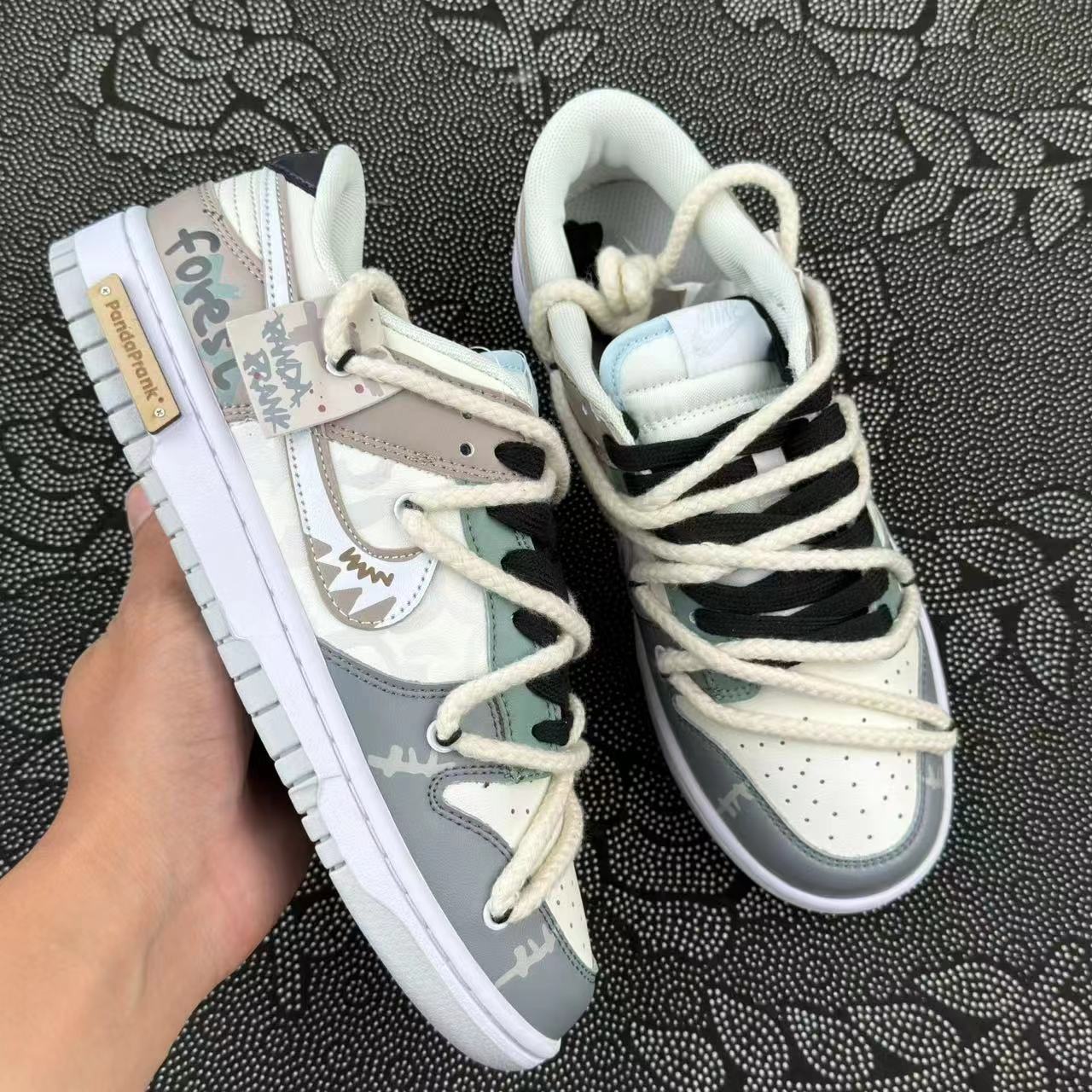 599 💰 Nike Dunk Low 熊猫恶作剧 从林穿越 森系户外 低帮板鞋 灰白配色🔥 size：36-44.5 客户私人订制配色 原本基础为熊猫Dunk 客户私人定制配色 正品订单转让给我 少量有货 复古做旧风，清淡且高级的配色 ！这配色穿出去不容易撞款 ！ 支持得物App/识货App鉴定 支持90天无理由售后