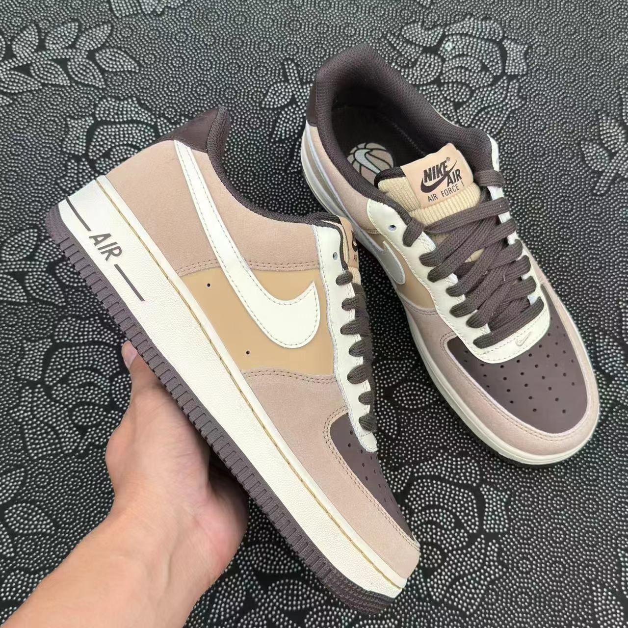 399 💰 Af1 07款 米粽小熊配色🔥 size：36-45 VF渠道流出空军原盒 天猫商城同渠道代工厂流出 保真正品 ！新款配色 预计也是爆火款 喜欢现在入正好应季应当下 支持得物App/识货App原盒鉴定 支持90 天无理由售后