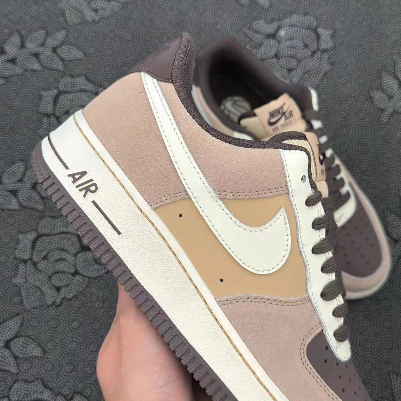 399 💰 Af1 07款 米粽小熊配色🔥 size：36-45 VF渠道流出空军原盒 天猫商城同渠道代工厂流出 保真正品 ！新款配色 预计也是爆火款 喜欢现在入正好应季应当下 支持得物App/识货App原盒鉴定 支持90 天无理由售后