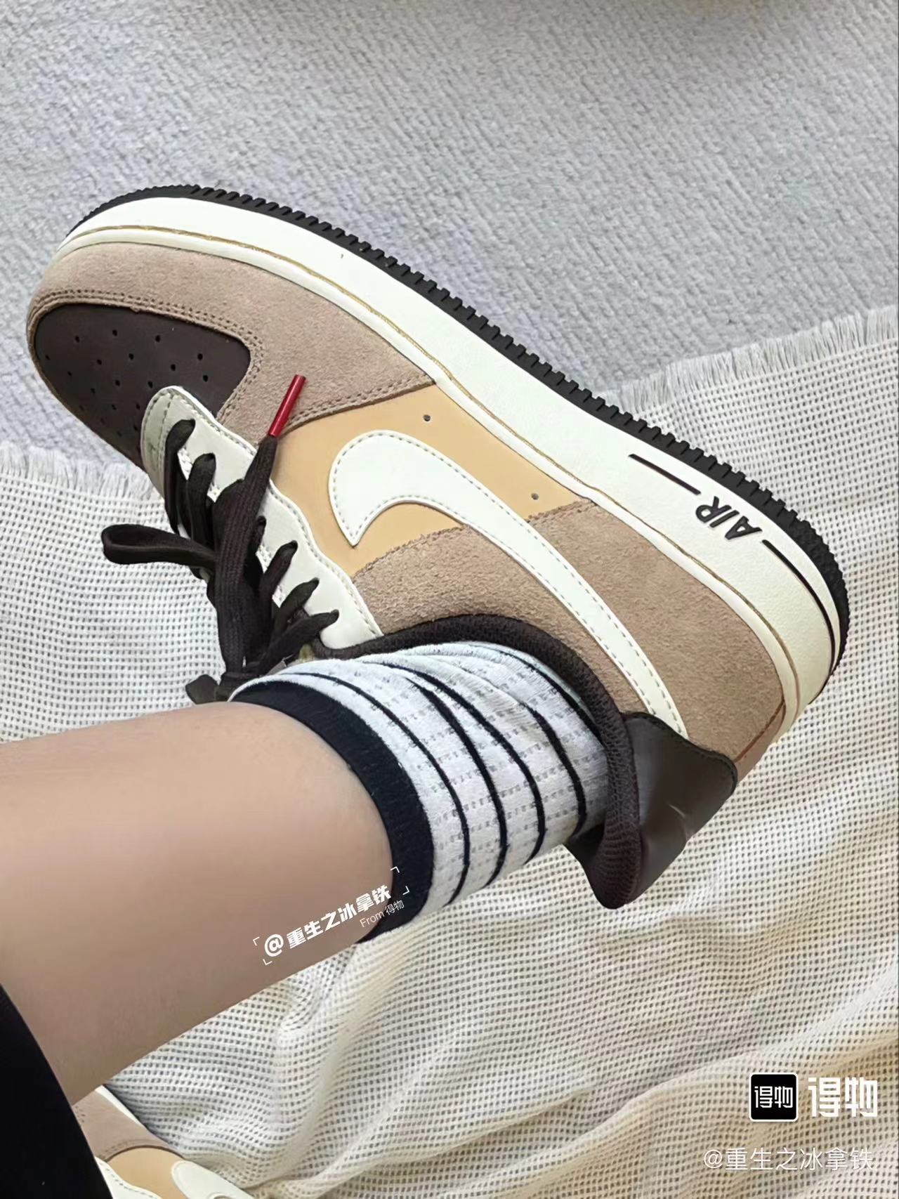 399 💰 Af1 07款 米粽小熊配色🔥 size：36-45 VF渠道流出空军原盒 天猫商城同渠道代工厂流出 保真正品 ！新款配色 预计也是爆火款 喜欢现在入正好应季应当下 支持得物App/识货App原盒鉴定 支持90 天无理由售后