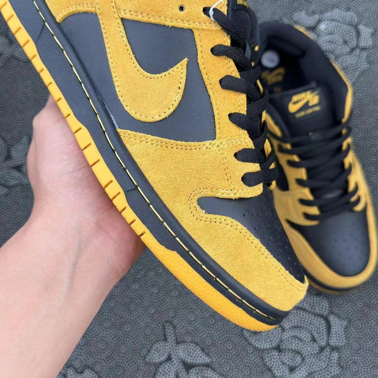 699 💰 Nike Dunk SB Low lowa 经典 低帮板鞋 黑棕配色🔥 size：36-46 VH代工厂原盒款！ 拥有经典的拼色设计，采用了少见的亮棕色麂皮材质和黑色皮革拼接，鞋底也是亮棕色和黑色的搭配，与鞋面相呼应，优雅且时尚感十足 活力棕的一款配色 宝藏鞋！ 支持得物App/识货App原盒鉴定 支持90 天无理由售后