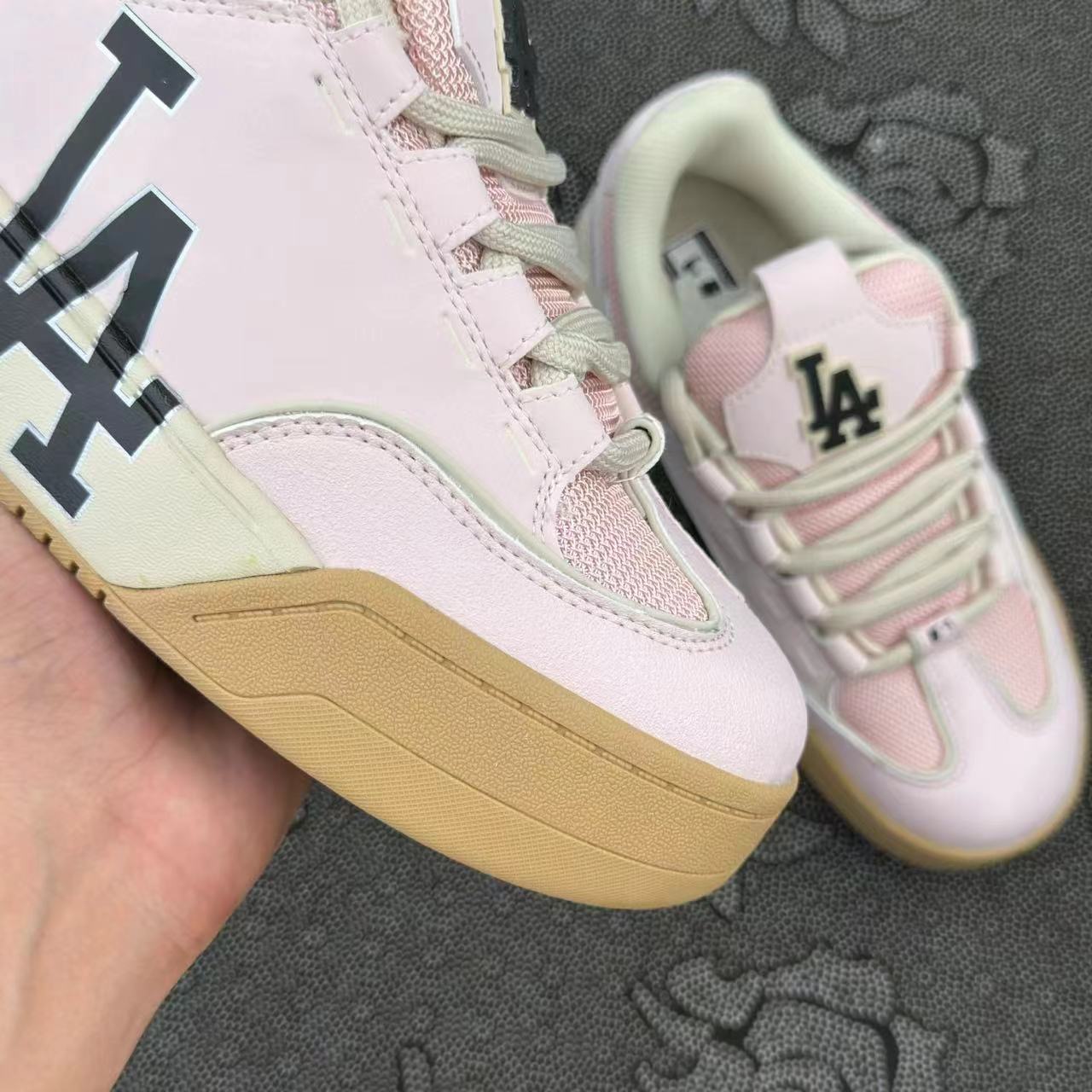 449 💰 MLB 洛杉矶道奇队 面包鞋粉色🔥 size：36-45 全码 新配色原盒 MLB这双芭比粉面包鞋也太可爱了吧 MLB又出新款了！23年不管是面包鞋还是多巴胺甚至于芭比 都是今年流行趋势的关键词 喜欢冲！ 支持得物App/识货App原盒鉴定 支持90 天无理由售后