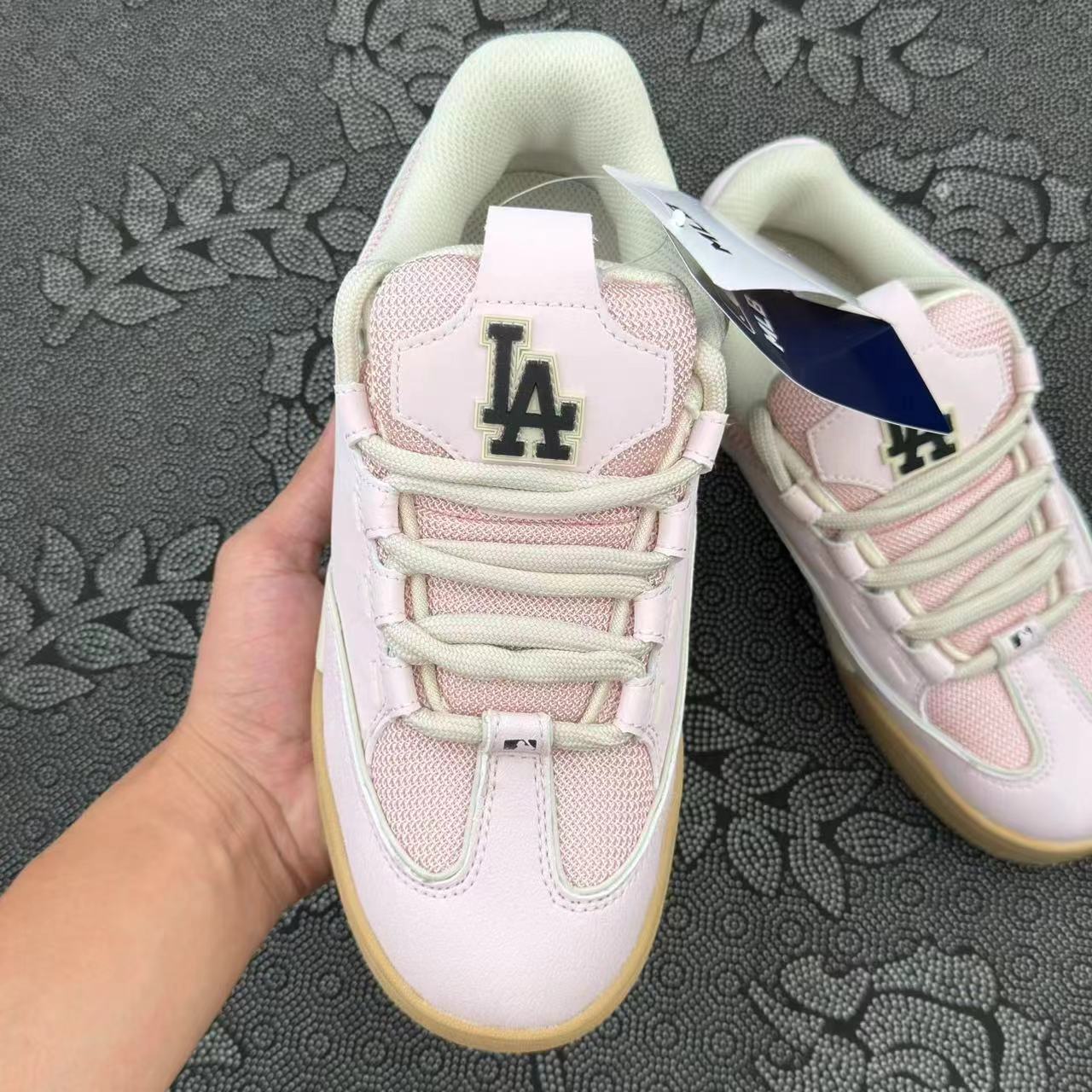 449 💰 MLB 洛杉矶道奇队 面包鞋粉色🔥 size：36-45 全码 新配色原盒 MLB这双芭比粉面包鞋也太可爱了吧 MLB又出新款了！23年不管是面包鞋还是多巴胺甚至于芭比 都是今年流行趋势的关键词 喜欢冲！ 支持得物App/识货App原盒鉴定 支持90 天无理由售后