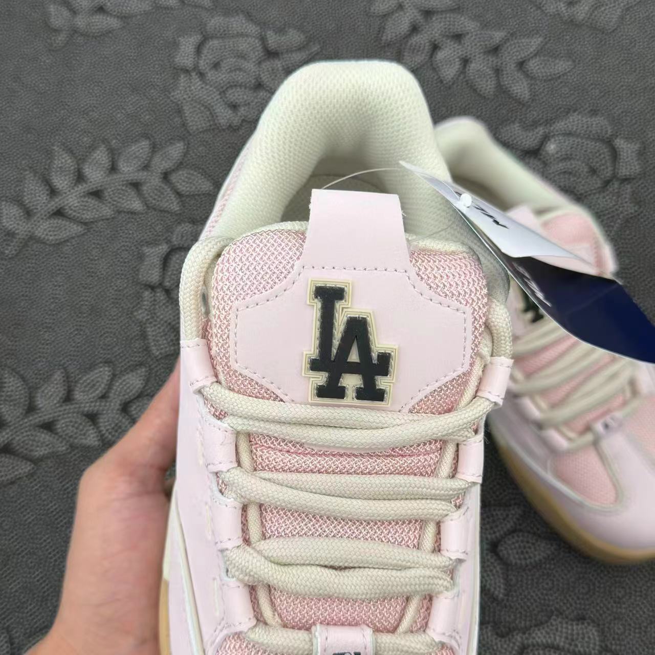 449 💰 MLB 洛杉矶道奇队 面包鞋粉色🔥 size：36-45 全码 新配色原盒 MLB这双芭比粉面包鞋也太可爱了吧 MLB又出新款了！23年不管是面包鞋还是多巴胺甚至于芭比 都是今年流行趋势的关键词 喜欢冲！ 支持得物App/识货App原盒鉴定 支持90 天无理由售后