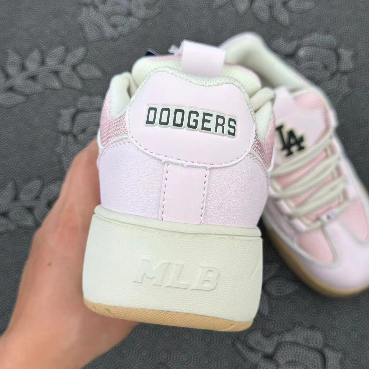 449 💰 MLB 洛杉矶道奇队 面包鞋粉色🔥 size：36-45 全码 新配色原盒 MLB这双芭比粉面包鞋也太可爱了吧 MLB又出新款了！23年不管是面包鞋还是多巴胺甚至于芭比 都是今年流行趋势的关键词 喜欢冲！ 支持得物App/识货App原盒鉴定 支持90 天无理由售后