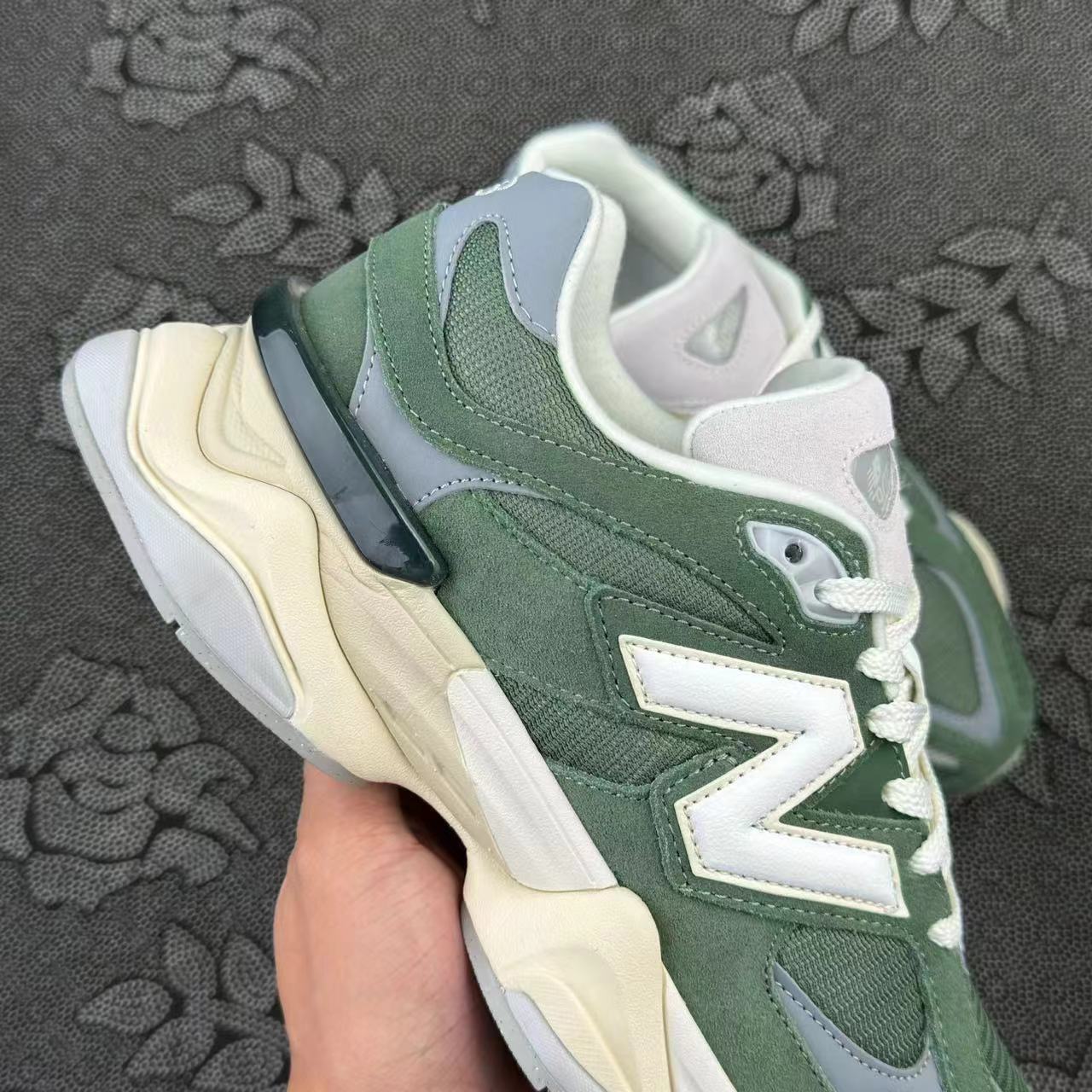 499 💰 旅行青蛙 x New Balance NB 9060 低帮生活休闲鞋 白绿配色🔥 size：36-46 韩国专柜订单 实体店正品 很热门的配色，新款新色 流出少量 带原盒美金标 脚感很棒！ 支持得物App/识货App 鉴定 鞋面麂皮质感很好的一双NB！ 支持90天无理由售后 含质保