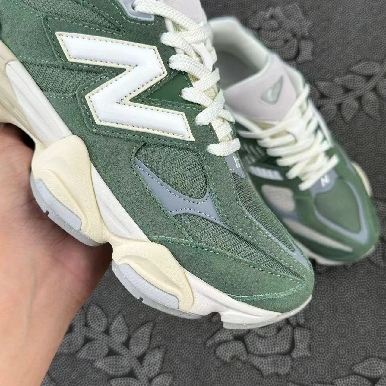 499 💰 旅行青蛙 x New Balance NB 9060 低帮生活休闲鞋 白绿配色🔥 size：36-46 韩国专柜订单 实体店正品 很热门的配色，新款新色 流出少量 带原盒美金标 脚感很棒！ 支持得物App/识货App 鉴定 鞋面麂皮质感很好的一双NB！ 支持90天无理由售后 含质保