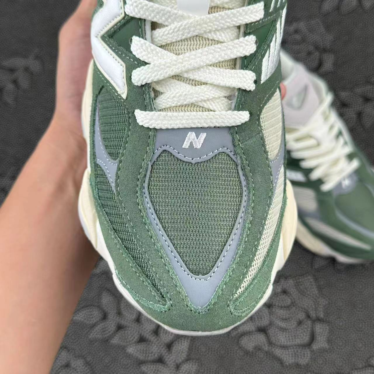 499 💰 旅行青蛙 x New Balance NB 9060 低帮生活休闲鞋 白绿配色🔥 size：36-46 韩国专柜订单 实体店正品 很热门的配色，新款新色 流出少量 带原盒美金标 脚感很棒！ 支持得物App/识货App 鉴定 鞋面麂皮质感很好的一双NB！ 支持90天无理由售后 含质保