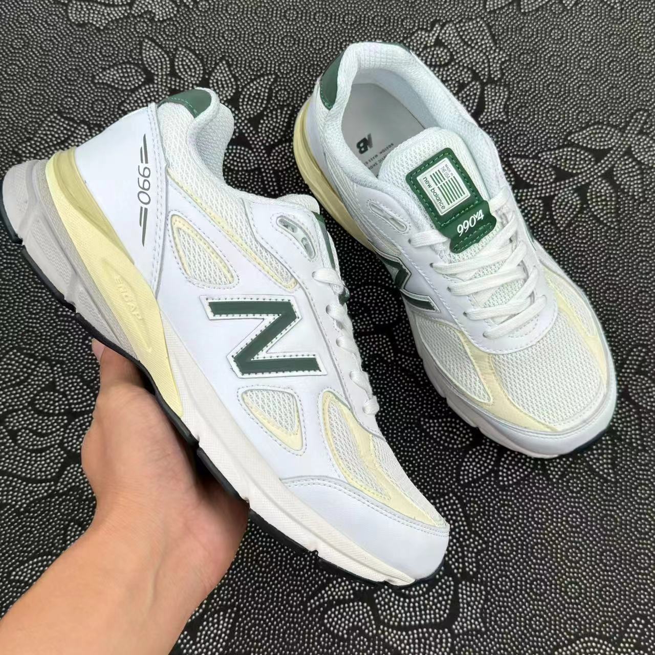 599 💰 New Balance NB 990V4 耐磨透气 低帮跑步鞋 白绿配色🔥 size：36-45 全码 韩国专柜订单 全鞋身的优质皮革搭配米黄色做旧大底 点缀上logo和鞋跟处的一抹绿色 复古vibe风满满 细节自观 原厂麂皮质感绝非假货能比拟 ！ 支持得物/识货App鉴定 很稳！ 支持90天无理由售后 含质保 ！