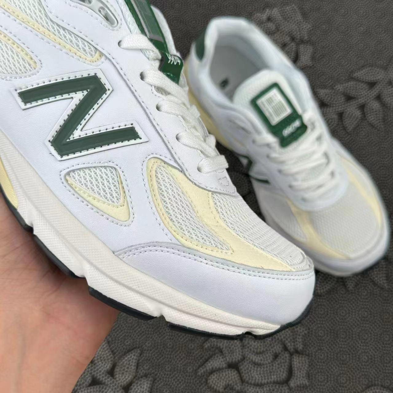 599 💰 New Balance NB 990V4 耐磨透气 低帮跑步鞋 白绿配色🔥 size：36-45 全码 韩国专柜订单 全鞋身的优质皮革搭配米黄色做旧大底 点缀上logo和鞋跟处的一抹绿色 复古vibe风满满 细节自观 原厂麂皮质感绝非假货能比拟 ！ 支持得物/识货App鉴定 很稳！ 支持90天无理由售后 含质保 ！