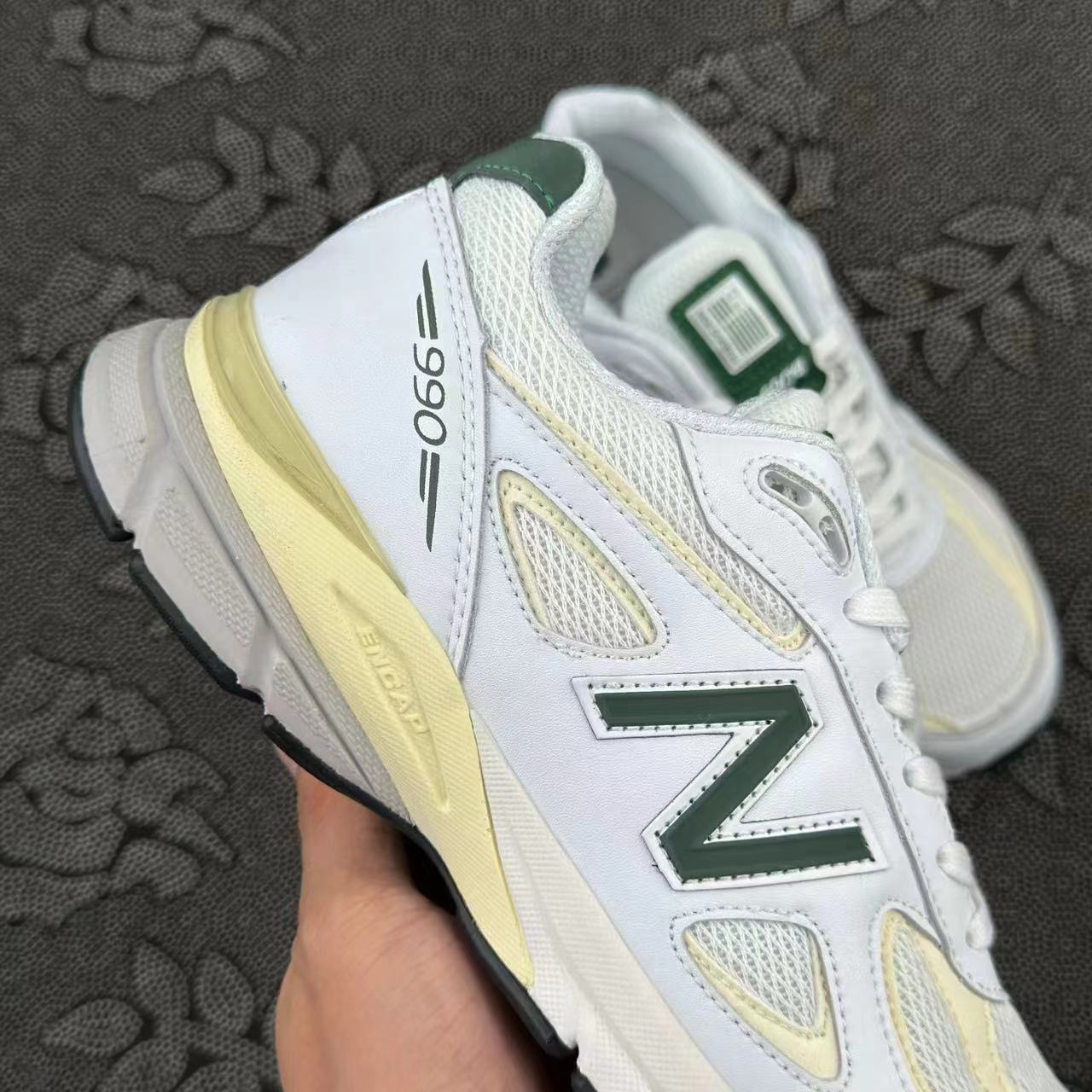 599 💰 New Balance NB 990V4 耐磨透气 低帮跑步鞋 白绿配色🔥 size：36-45 全码 韩国专柜订单 全鞋身的优质皮革搭配米黄色做旧大底 点缀上logo和鞋跟处的一抹绿色 复古vibe风满满 细节自观 原厂麂皮质感绝非假货能比拟 ！ 支持得物/识货App鉴定 很稳！ 支持90天无理由售后 含质保 ！