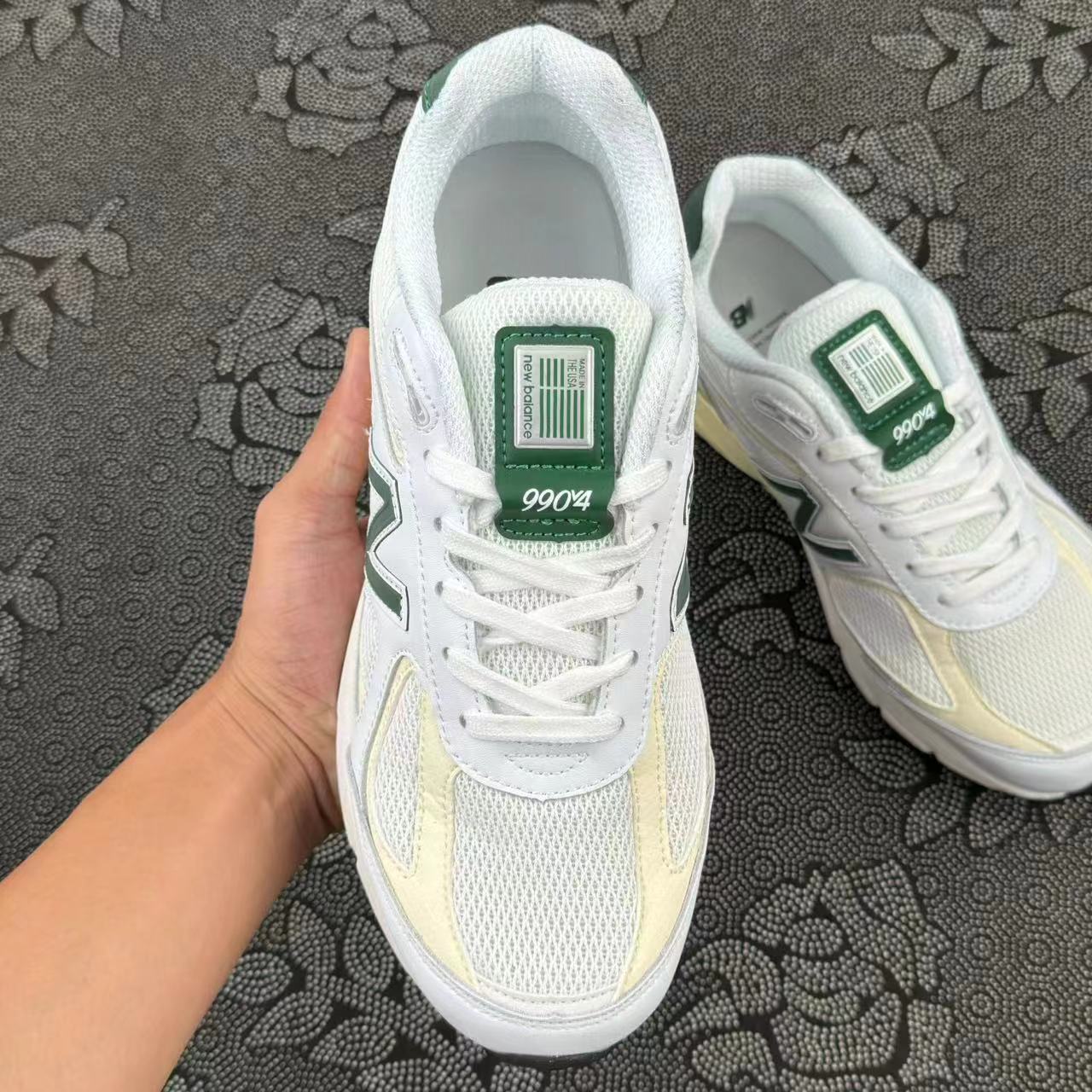 599 💰 New Balance NB 990V4 耐磨透气 低帮跑步鞋 白绿配色🔥 size：36-45 全码 韩国专柜订单 全鞋身的优质皮革搭配米黄色做旧大底 点缀上logo和鞋跟处的一抹绿色 复古vibe风满满 细节自观 原厂麂皮质感绝非假货能比拟 ！ 支持得物/识货App鉴定 很稳！ 支持90天无理由售后 含质保 ！