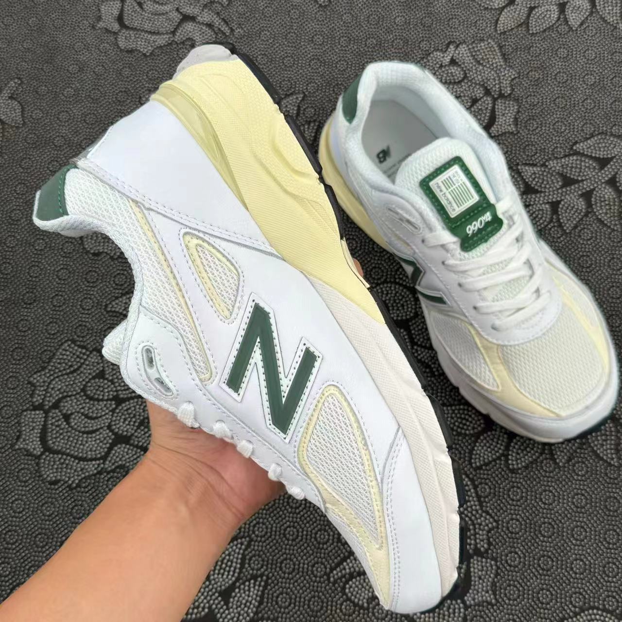 599 💰 New Balance NB 990V4 耐磨透气 低帮跑步鞋 白绿配色🔥 size：36-45 全码 韩国专柜订单 全鞋身的优质皮革搭配米黄色做旧大底 点缀上logo和鞋跟处的一抹绿色 复古vibe风满满 细节自观 原厂麂皮质感绝非假货能比拟 ！ 支持得物/识货App鉴定 很稳！ 支持90天无理由售后 含质保 ！