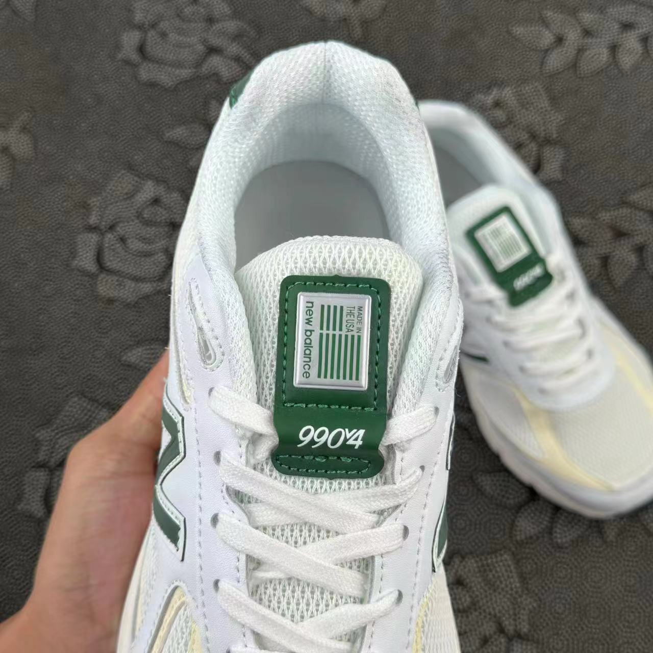 599 💰 New Balance NB 990V4 耐磨透气 低帮跑步鞋 白绿配色🔥 size：36-45 全码 韩国专柜订单 全鞋身的优质皮革搭配米黄色做旧大底 点缀上logo和鞋跟处的一抹绿色 复古vibe风满满 细节自观 原厂麂皮质感绝非假货能比拟 ！ 支持得物/识货App鉴定 很稳！ 支持90天无理由售后 含质保 ！