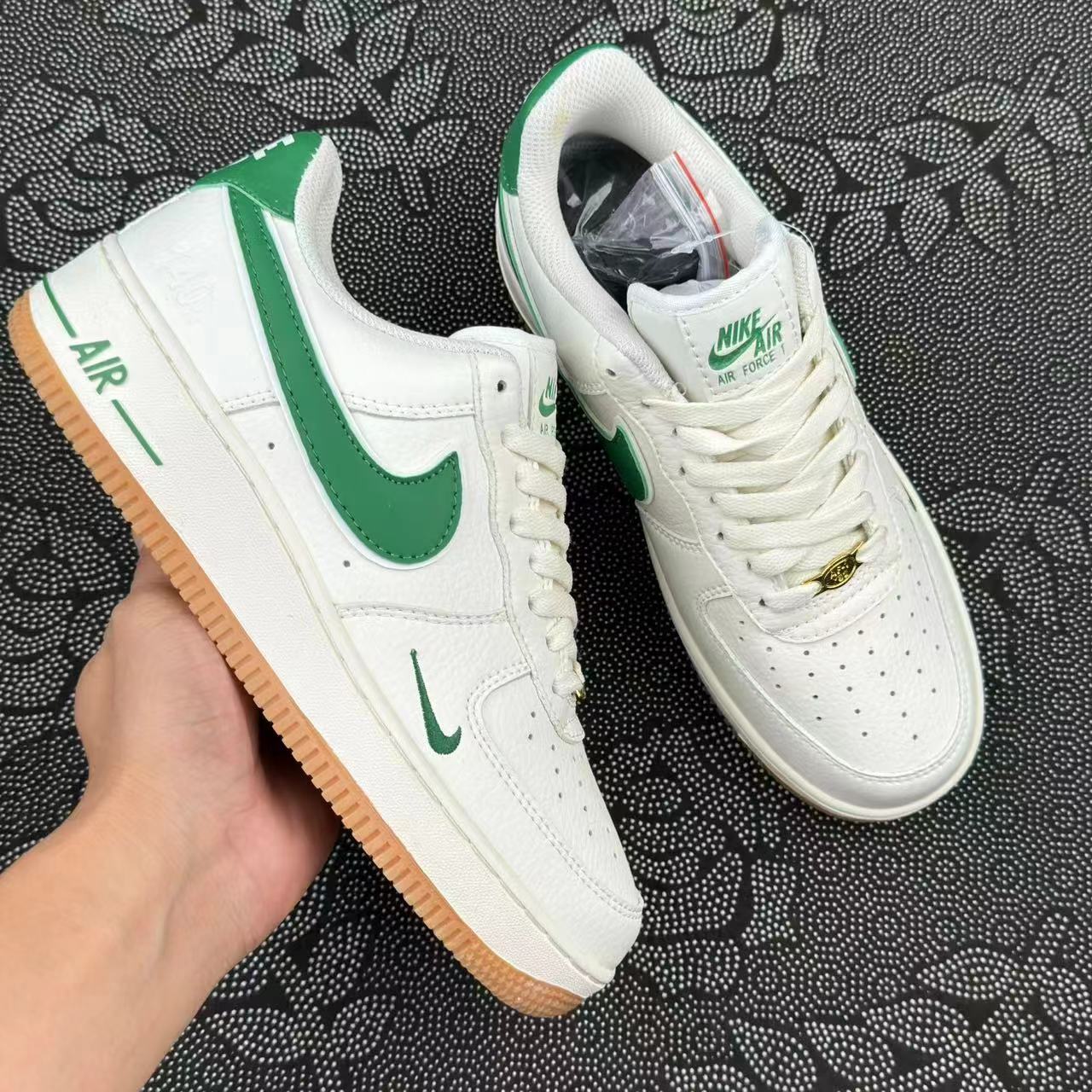 449💰 正品Nike Af1 白绿配色四十周年🔥 size：36-46 正品原盒 实体店奥莱订单 走实体店的货 原盒支持得物App/995/图灵/get/识货鉴定，线上平台随意鉴定 如假包退！数量很少 细节自观 接代发批发 现货秒发