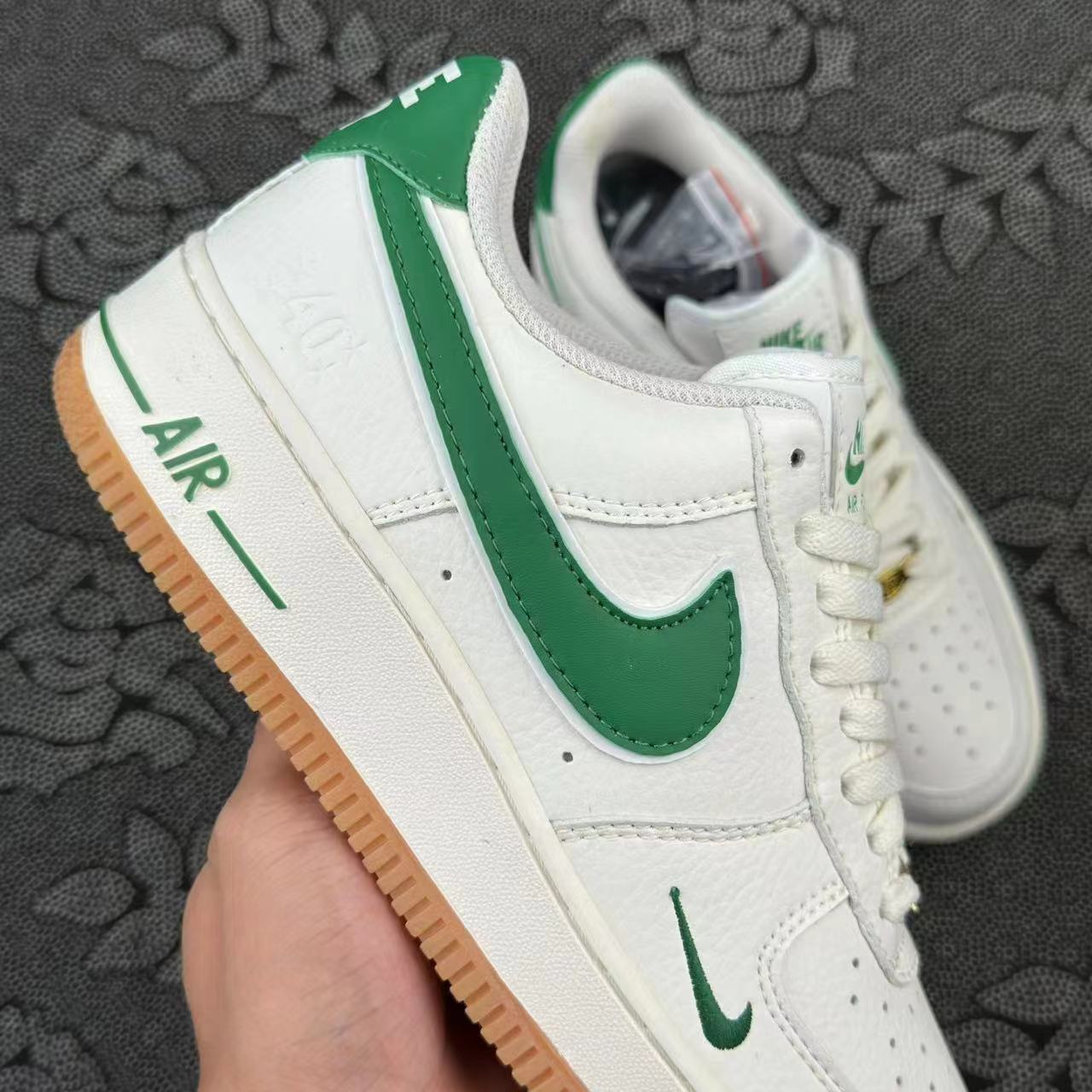 449💰 正品Nike Af1 白绿配色四十周年🔥 size：36-46 正品原盒 实体店奥莱订单 走实体店的货 原盒支持得物App/995/图灵/get/识货鉴定，线上平台随意鉴定 如假包退！数量很少 细节自观 接代发批发 现货秒发