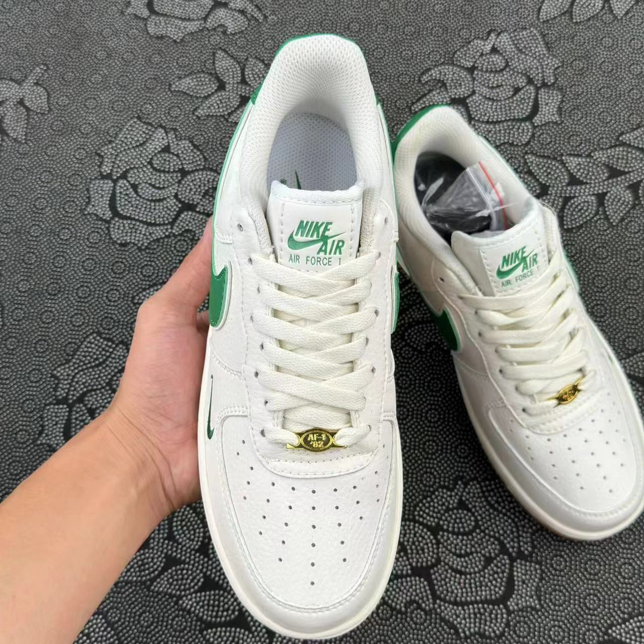 449💰 正品Nike Af1 白绿配色四十周年🔥 size：36-46 正品原盒 实体店奥莱订单 走实体店的货 原盒支持得物App/995/图灵/get/识货鉴定，线上平台随意鉴定 如假包退！数量很少 细节自观 接代发批发 现货秒发