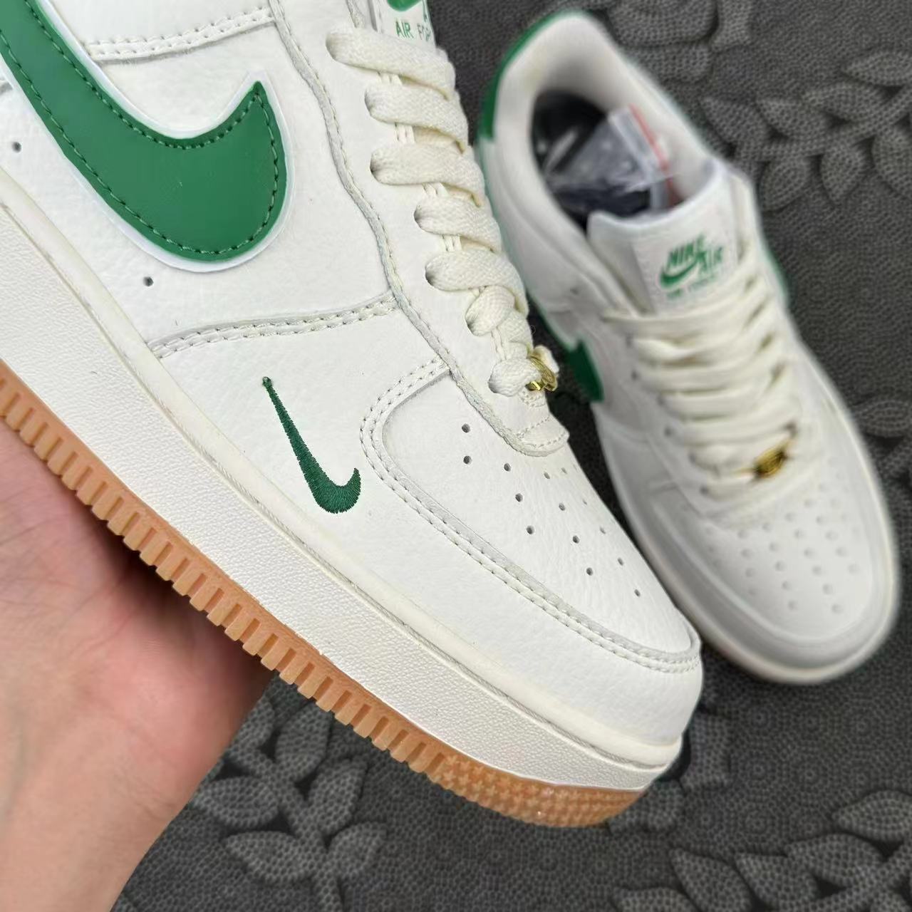 449💰 正品Nike Af1 白绿配色四十周年🔥 size：36-46 正品原盒 实体店奥莱订单 走实体店的货 原盒支持得物App/995/图灵/get/识货鉴定，线上平台随意鉴定 如假包退！数量很少 细节自观 接代发批发 现货秒发