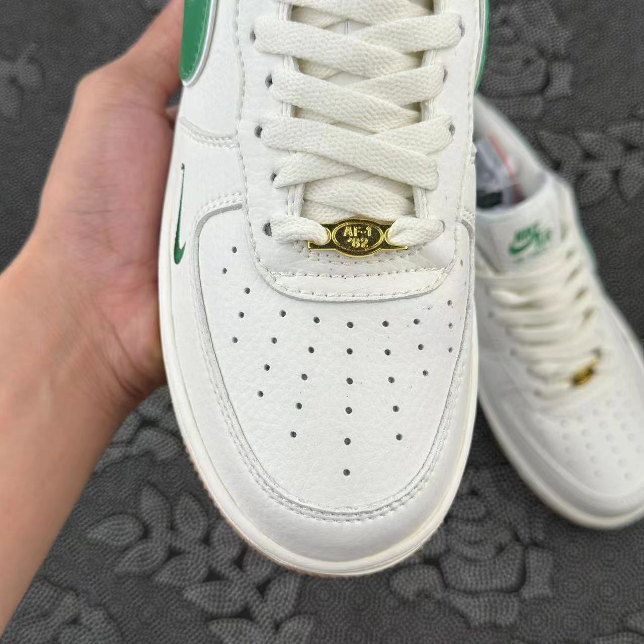 449💰 正品Nike Af1 白绿配色四十周年🔥 size：36-46 正品原盒 实体店奥莱订单 走实体店的货 原盒支持得物App/995/图灵/get/识货鉴定，线上平台随意鉴定 如假包退！数量很少 细节自观 接代发批发 现货秒发