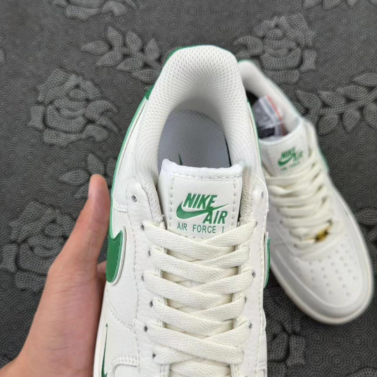 449💰 正品Nike Af1 白绿配色四十周年🔥 size：36-46 正品原盒 实体店奥莱订单 走实体店的货 原盒支持得物App/995/图灵/get/识货鉴定，线上平台随意鉴定 如假包退！数量很少 细节自观 接代发批发 现货秒发