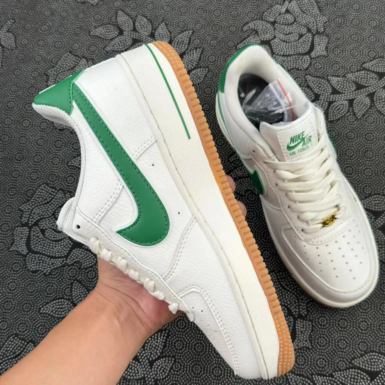 449💰 正品Nike Af1 白绿配色四十周年🔥 size：36-46 正品原盒 实体店奥莱订单 走实体店的货 原盒支持得物App/995/图灵/get/识货鉴定，线上平台随意鉴定 如假包退！数量很少 细节自观 接代发批发 现货秒发