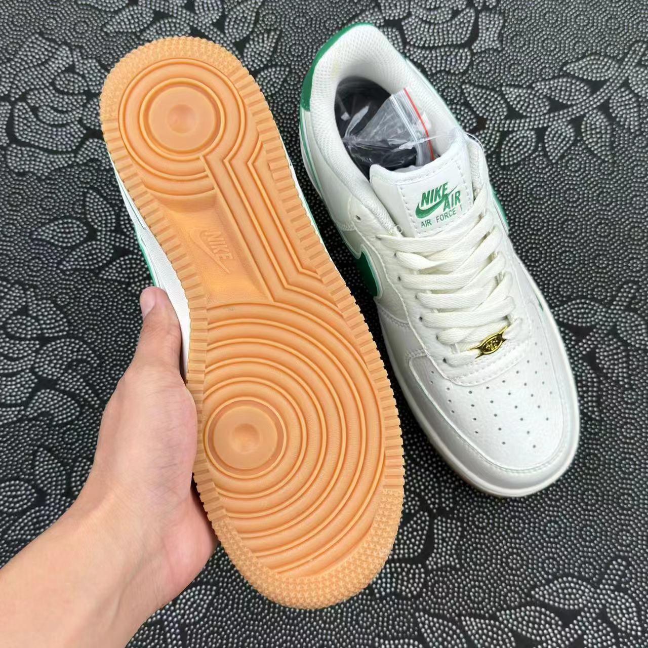 449💰 正品Nike Af1 白绿配色四十周年🔥 size：36-46 正品原盒 实体店奥莱订单 走实体店的货 原盒支持得物App/995/图灵/get/识货鉴定，线上平台随意鉴定 如假包退！数量很少 细节自观 接代发批发 现货秒发