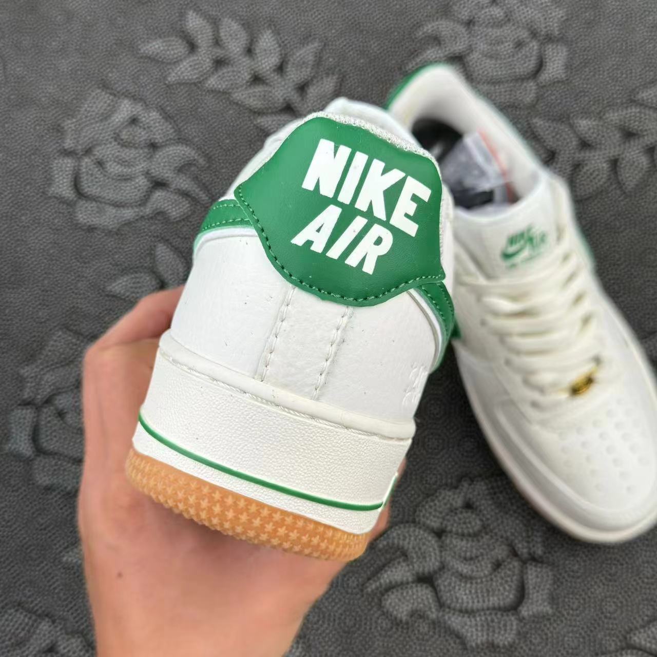 449💰 正品Nike Af1 白绿配色四十周年🔥 size：36-46 正品原盒 实体店奥莱订单 走实体店的货 原盒支持得物App/995/图灵/get/识货鉴定，线上平台随意鉴定 如假包退！数量很少 细节自观 接代发批发 现货秒发