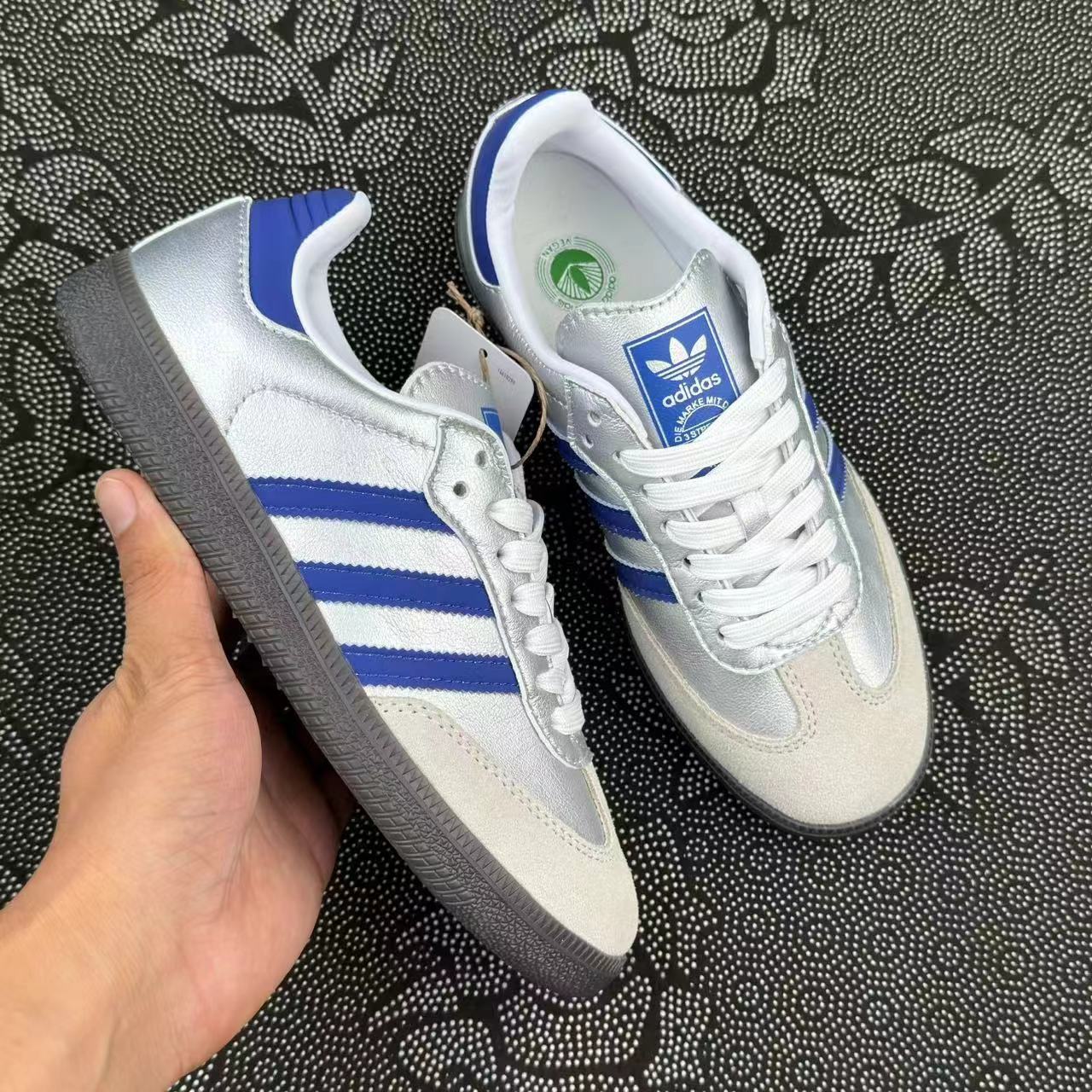 499 💰正品定制 adidas originals Samba OG 蔚蓝银河Y2K低帮板鞋 银蓝配色🔥 size：36-45 Atp代工厂原盒订单！ 银色末来风和多巴胺配色结合的美学 绝对百搭的配色 情侣闺蜜均可！ 客户私人定制配色 私人订单 无假款 支持得物App/识货App鉴定 支持90 天无理由售后