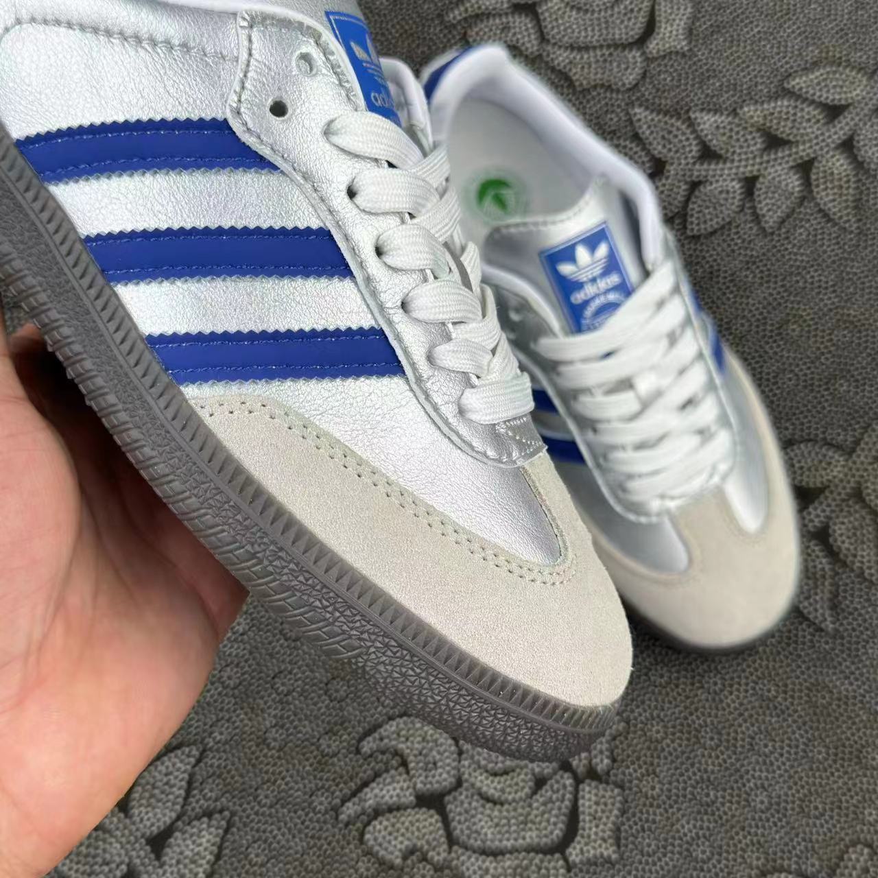 499 💰正品定制 adidas originals Samba OG 蔚蓝银河Y2K低帮板鞋 银蓝配色🔥 size：36-45 Atp代工厂原盒订单！ 银色末来风和多巴胺配色结合的美学 绝对百搭的配色 情侣闺蜜均可！ 客户私人定制配色 私人订单 无假款 支持得物App/识货App鉴定 支持90 天无理由售后