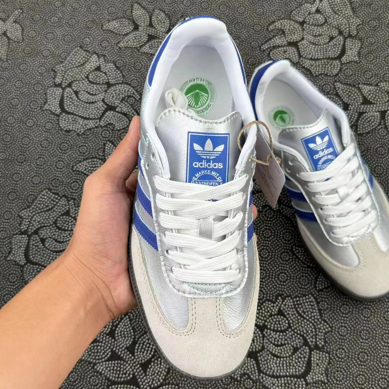 499 💰正品定制 adidas originals Samba OG 蔚蓝银河Y2K低帮板鞋 银蓝配色🔥 size：36-45 Atp代工厂原盒订单！ 银色末来风和多巴胺配色结合的美学 绝对百搭的配色 情侣闺蜜均可！ 客户私人定制配色 私人订单 无假款 支持得物App/识货App鉴定 支持90 天无理由售后