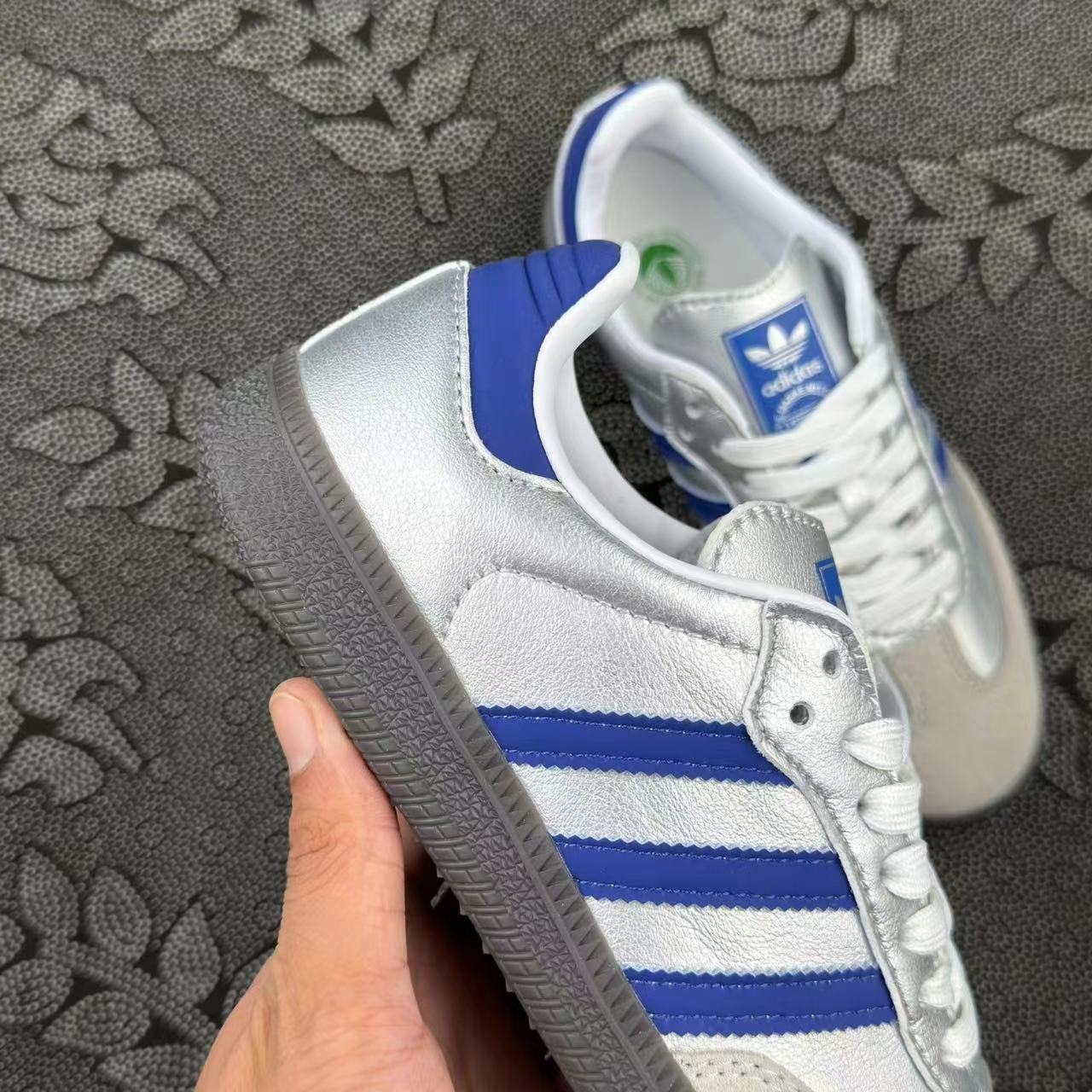 499 💰正品定制 adidas originals Samba OG 蔚蓝银河Y2K低帮板鞋 银蓝配色🔥 size：36-45 Atp代工厂原盒订单！ 银色末来风和多巴胺配色结合的美学 绝对百搭的配色 情侣闺蜜均可！ 客户私人定制配色 私人订单 无假款 支持得物App/识货App鉴定 支持90 天无理由售后