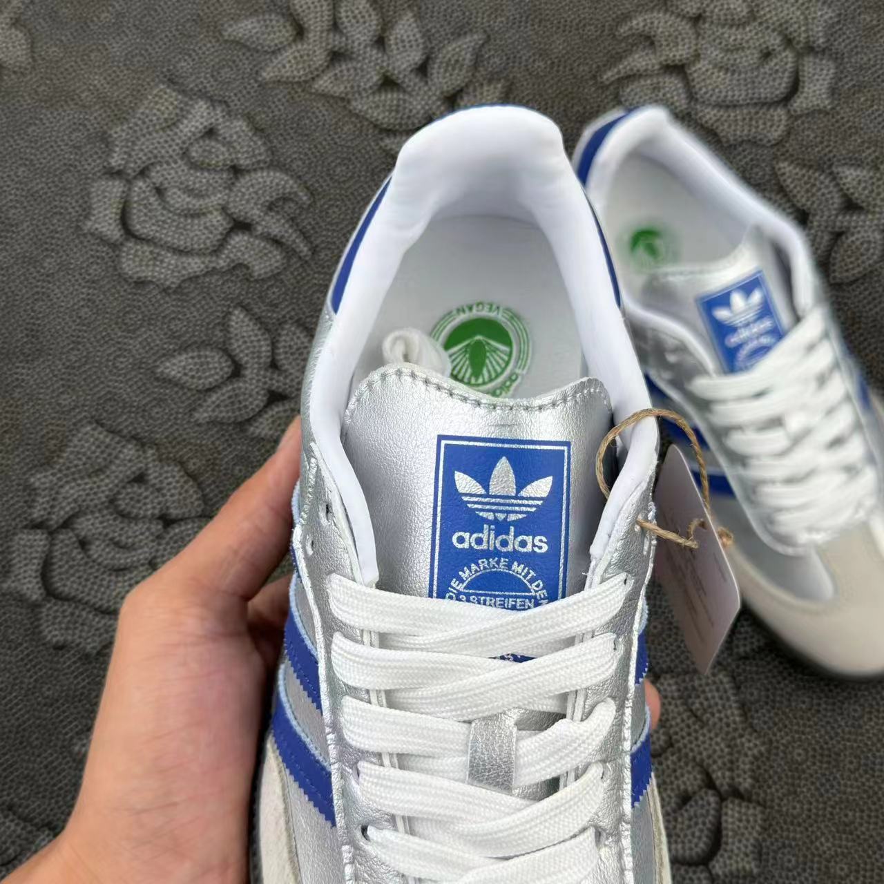 499 💰正品定制 adidas originals Samba OG 蔚蓝银河Y2K低帮板鞋 银蓝配色🔥 size：36-45 Atp代工厂原盒订单！ 银色末来风和多巴胺配色结合的美学 绝对百搭的配色 情侣闺蜜均可！ 客户私人定制配色 私人订单 无假款 支持得物App/识货App鉴定 支持90 天无理由售后