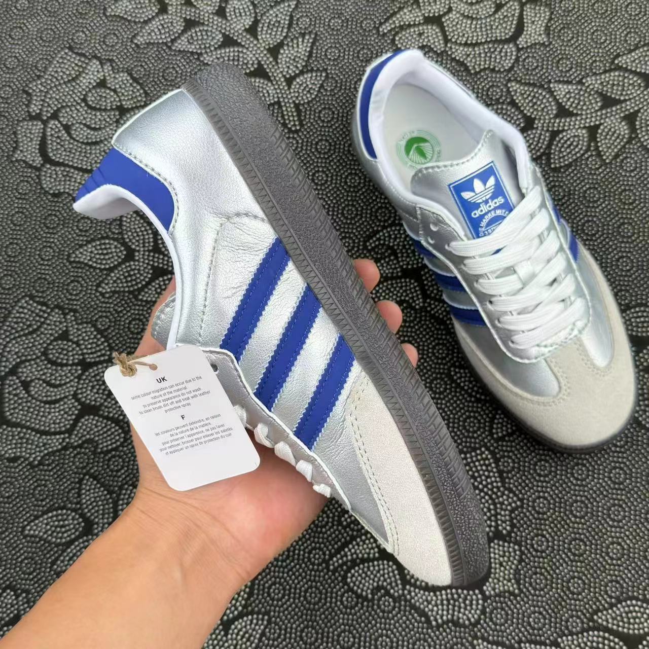 499 💰正品定制 adidas originals Samba OG 蔚蓝银河Y2K低帮板鞋 银蓝配色🔥 size：36-45 Atp代工厂原盒订单！ 银色末来风和多巴胺配色结合的美学 绝对百搭的配色 情侣闺蜜均可！ 客户私人定制配色 私人订单 无假款 支持得物App/识货App鉴定 支持90 天无理由售后