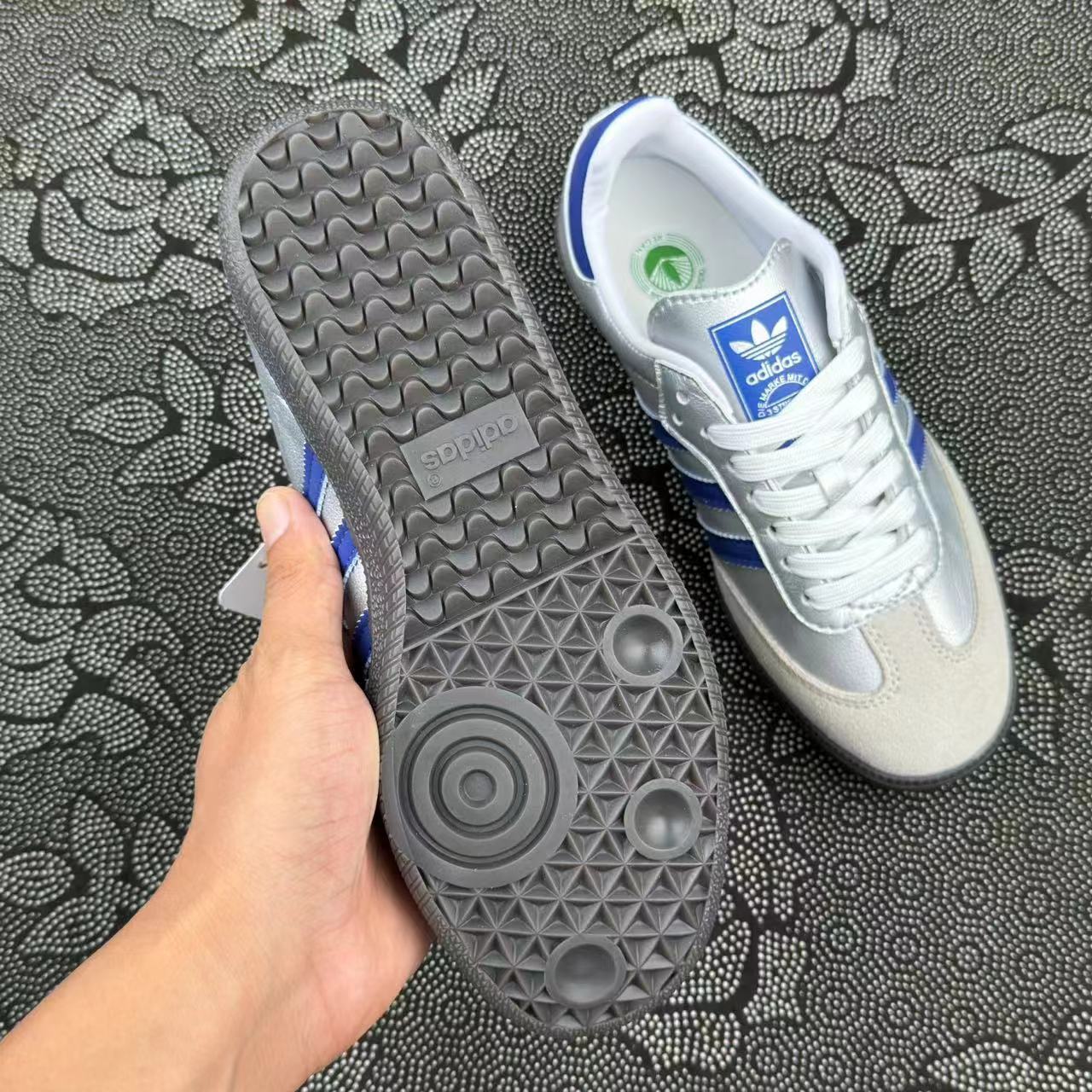 499 💰正品定制 adidas originals Samba OG 蔚蓝银河Y2K低帮板鞋 银蓝配色🔥 size：36-45 Atp代工厂原盒订单！ 银色末来风和多巴胺配色结合的美学 绝对百搭的配色 情侣闺蜜均可！ 客户私人定制配色 私人订单 无假款 支持得物App/识货App鉴定 支持90 天无理由售后