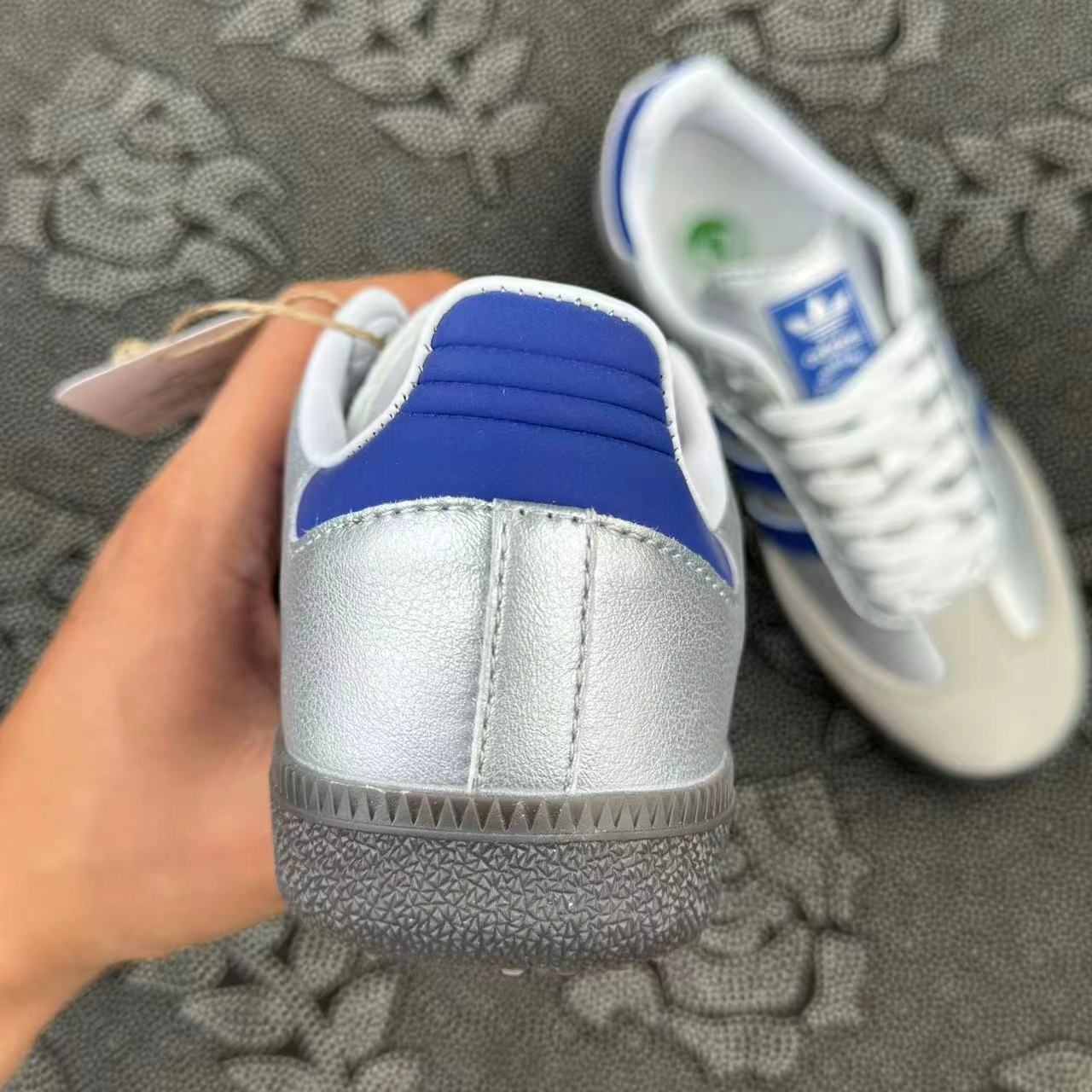 499 💰正品定制 adidas originals Samba OG 蔚蓝银河Y2K低帮板鞋 银蓝配色🔥 size：36-45 Atp代工厂原盒订单！ 银色末来风和多巴胺配色结合的美学 绝对百搭的配色 情侣闺蜜均可！ 客户私人定制配色 私人订单 无假款 支持得物App/识货App鉴定 支持90 天无理由售后