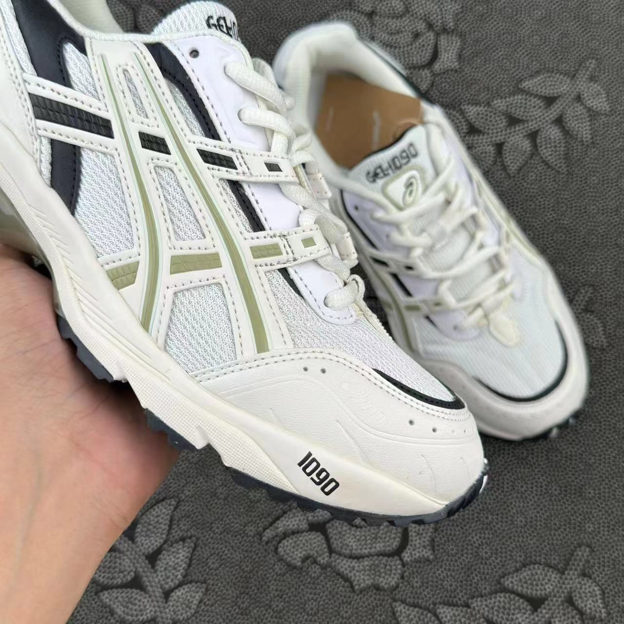 399 💰 Asics GEL-1090 低帮休闲鞋 灰黑色 size：36-45 国内专柜订单原盒 ！ 春日里的一抹绿 Asics真的是把配色玩明白了 这个橄榄绿真的好高级 ，复古感也一下子拉满了 放心冲！ 支持得物App/识货App可直接鉴定 支持90 天无理由售后！