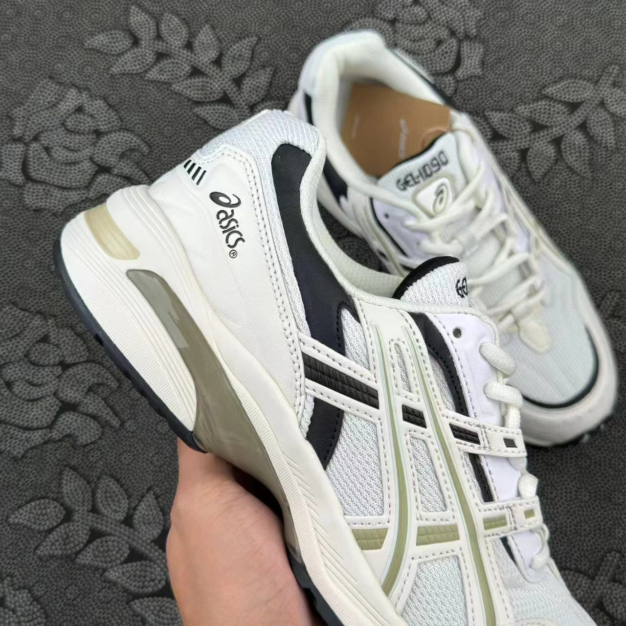 399 💰 Asics GEL-1090 低帮休闲鞋 灰黑色 size：36-45 国内专柜订单原盒 ！ 春日里的一抹绿 Asics真的是把配色玩明白了 这个橄榄绿真的好高级 ，复古感也一下子拉满了 放心冲！ 支持得物App/识货App可直接鉴定 支持90 天无理由售后！