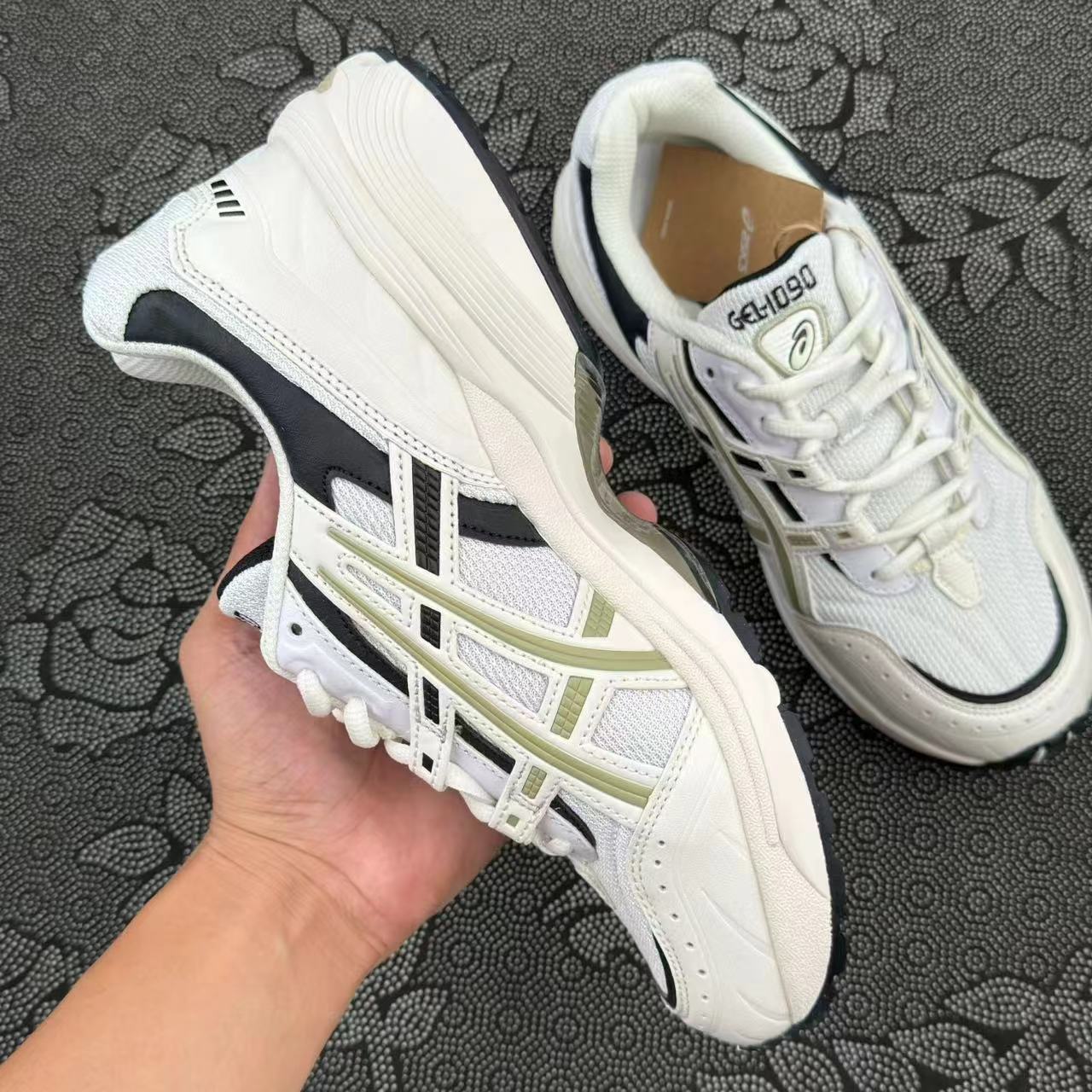 399 💰 Asics GEL-1090 低帮休闲鞋 灰黑色 size：36-45 国内专柜订单原盒 ！ 春日里的一抹绿 Asics真的是把配色玩明白了 这个橄榄绿真的好高级 ，复古感也一下子拉满了 放心冲！ 支持得物App/识货App可直接鉴定 支持90 天无理由售后！