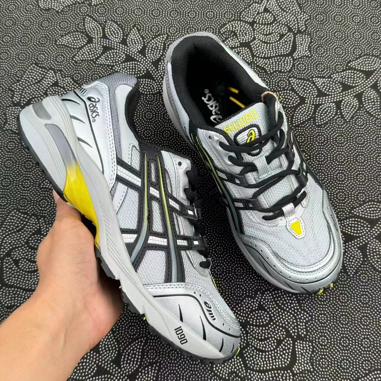 399 💰 Asics Gel-1090 V1 运动防滑透气 低帮跑步鞋 灰黑配色🔥 size：36-45 国内专柜订单原盒 ！ 酷似联名的一个普通款色 未来感十足的银色 又cool又百搭 脚感乜很好 支持得物App/识货App可直接鉴定 支持90 天无理由售后！