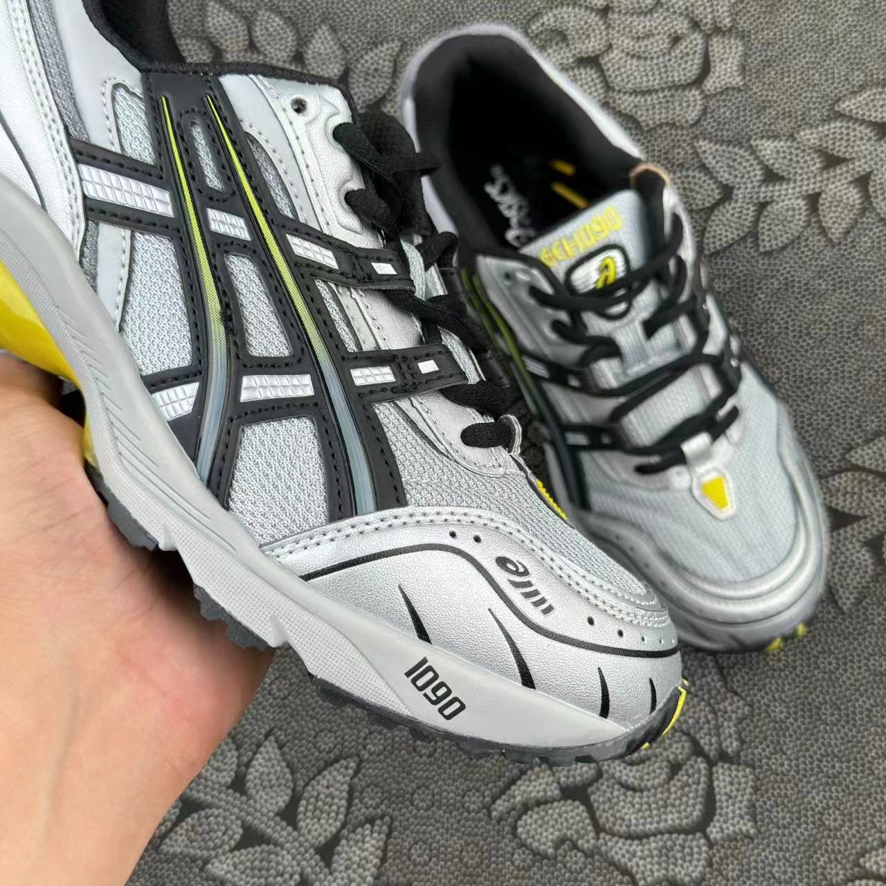 399 💰 Asics Gel-1090 V1 运动防滑透气 低帮跑步鞋 灰黑配色🔥 size：36-45 国内专柜订单原盒 ！ 酷似联名的一个普通款色 未来感十足的银色 又cool又百搭 脚感乜很好 支持得物App/识货App可直接鉴定 支持90 天无理由售后！