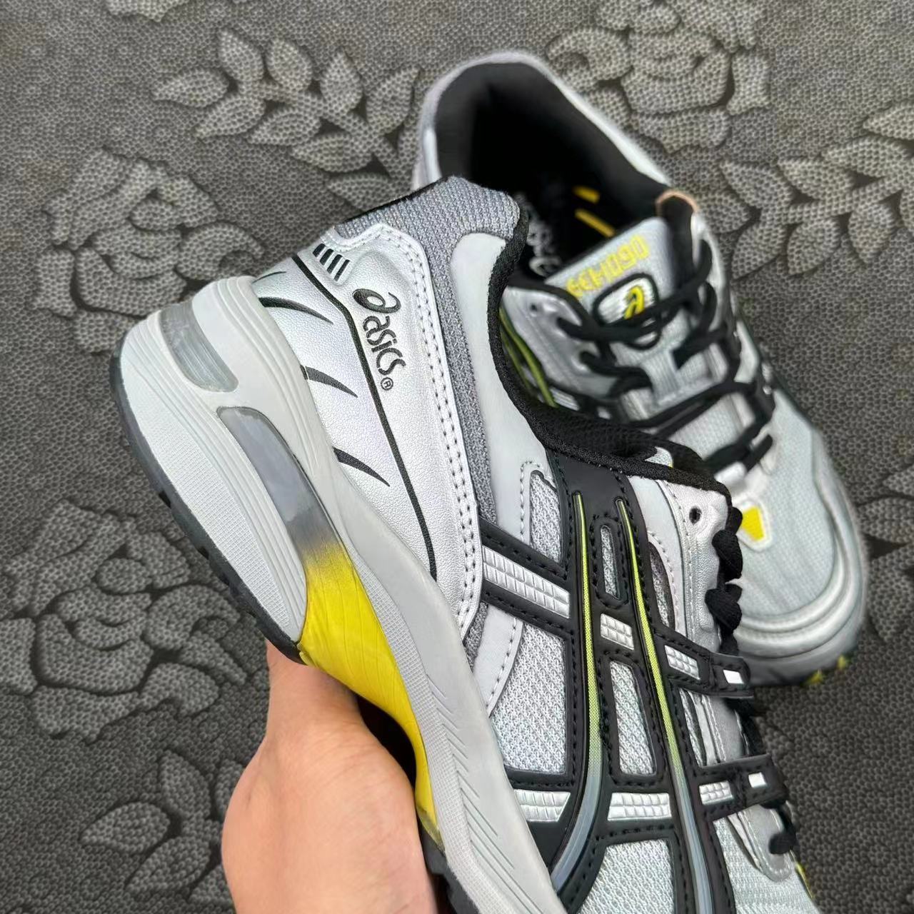 399 💰 Asics Gel-1090 V1 运动防滑透气 低帮跑步鞋 灰黑配色🔥 size：36-45 国内专柜订单原盒 ！ 酷似联名的一个普通款色 未来感十足的银色 又cool又百搭 脚感乜很好 支持得物App/识货App可直接鉴定 支持90 天无理由售后！