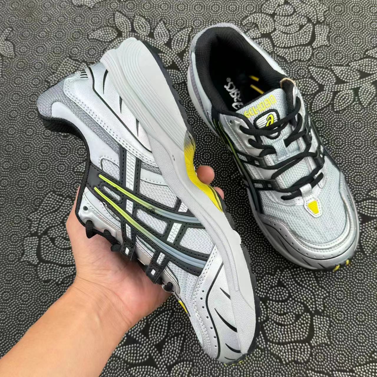 399 💰 Asics Gel-1090 V1 运动防滑透气 低帮跑步鞋 灰黑配色🔥 size：36-45 国内专柜订单原盒 ！ 酷似联名的一个普通款色 未来感十足的银色 又cool又百搭 脚感乜很好 支持得物App/识货App可直接鉴定 支持90 天无理由售后！