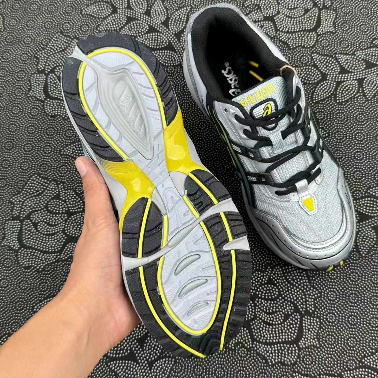 399 💰 Asics Gel-1090 V1 运动防滑透气 低帮跑步鞋 灰黑配色🔥 size：36-45 国内专柜订单原盒 ！ 酷似联名的一个普通款色 未来感十足的银色 又cool又百搭 脚感乜很好 支持得物App/识货App可直接鉴定 支持90 天无理由售后！