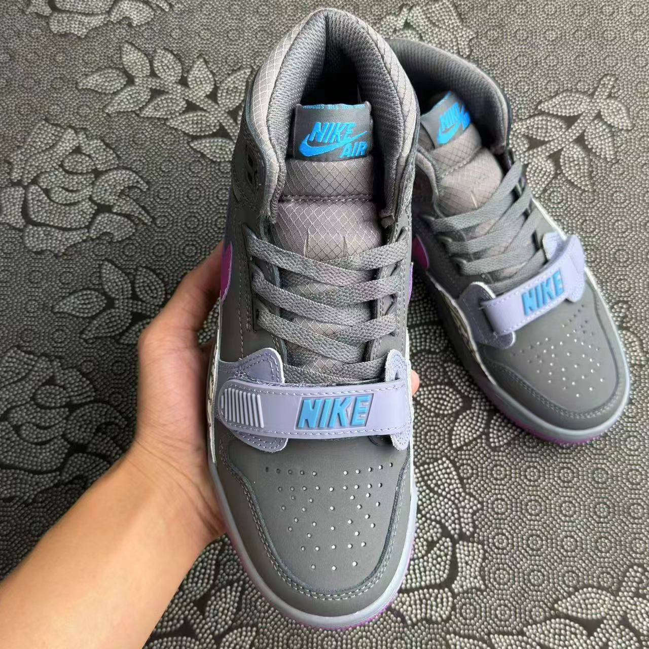 499 💰 Air Jordan Legacy 312 中帮复古篮球鞋 灰紫拼接🔥 size：40-46 全码 Xc代工厂原盒！ 新配色 融入了AJ1、Aj3 AirTrainer2鞋款的经典组合！喜欢来入！ 支持得物App鉴定 支持图灵Ai鉴定 90天无理由售后 含90天质保