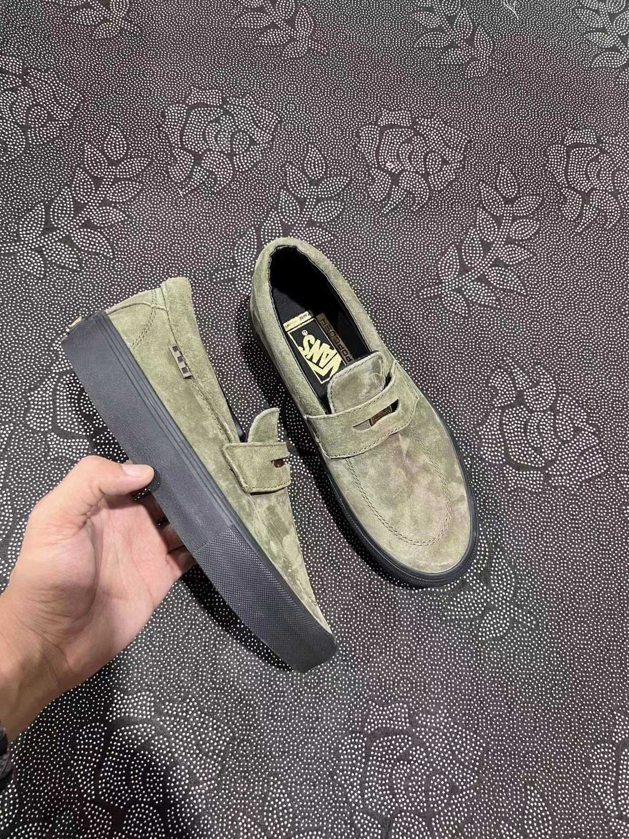 449💰 Vans Style 53 低帮板鞋 橄榄绿色🔥 size：35-45 全码 专柜订单 带原盒 一双土猛土猛的Vans 有质感又耐穿 穿搭也随意 厚鞋垫解決了vans普遍偏硬的问题 脚感算vans天花板！ 支持得物App/识货App鉴定 支持90 天无理由售后